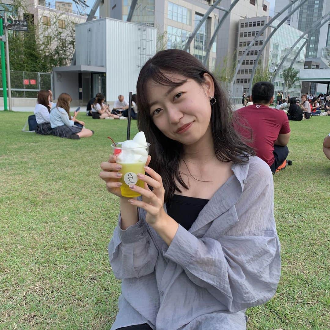 里見玲奈さんのインスタグラム写真 - (里見玲奈Instagram)「﻿ アイスが溶け始めちゃってますが、この間ミヤシタパークに初めて行ってきました🌱﻿ 屋上が芝生になっていてピクニック気分を味わえました！！﻿ 2枚目は友だちの分です🍦﻿ ﻿ 今日もプロフィール欄またはストーリーのアーカイブより投票お待ちしております〜🍒﻿ ﻿ #共立女子 #共立女子大学 #ミス共立女子 #ミス共立女子大学 #ミス共立女子2020 #桜姫 #ミスコン #ミスコンファイナリスト #ファイナリスト  #ミヤシタパーク #宮下パーク」9月5日 21時41分 - kwumiss20_4