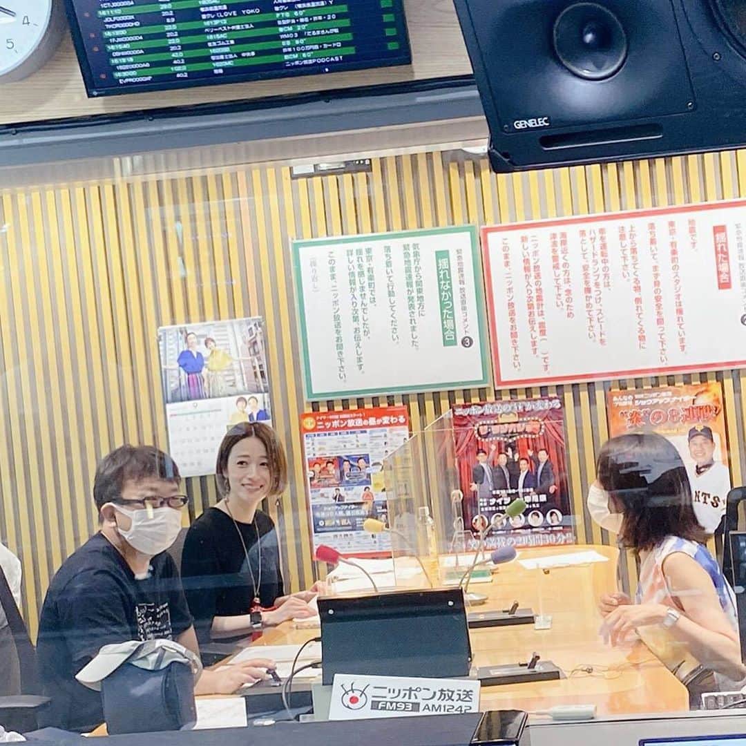羽田美智子さんのインスタグラム写真 - (羽田美智子Instagram)「今日はニッポン放送で『羽田美智子の行ってらっしゃい』の収録だったのですが、、ドラマ「隕石家族」で夫だった天野ひろゆきさんが生放送中で、、、。  収録終わりにスタジオに遊びに行ったら、、 パパの生放送に出ちゃった🎵のでした。  久しぶりに会えて楽しかった💕  さて今夜の東京は時折凄い雨が降ってきて、、これも台風10号の影響だそうです。 各地どうかご無事でありますように。 何事もありませんように、祈るばかりです。 どうか皆様お気をつけてお過ごしくださいね！  #天野ひろゆき さん」9月5日 21時43分 - michikohada