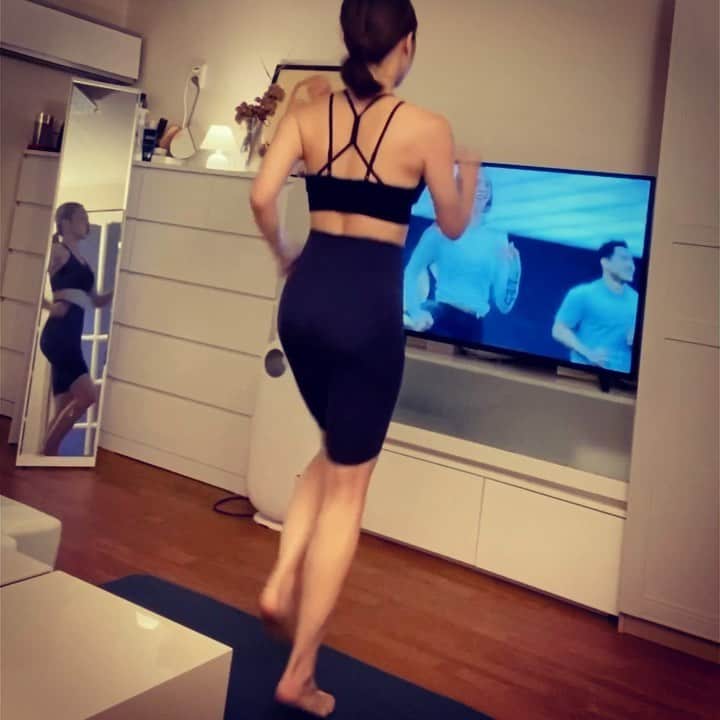 ソ・ウナのインスタグラム：「진짜루..진짜루..안아플라고 운동한다😊 홈트만이 살길이네..  미국 언니들 스테미너 장난아님ㅋㅋㅋㅋㅋ 죽음의 타바타😊」