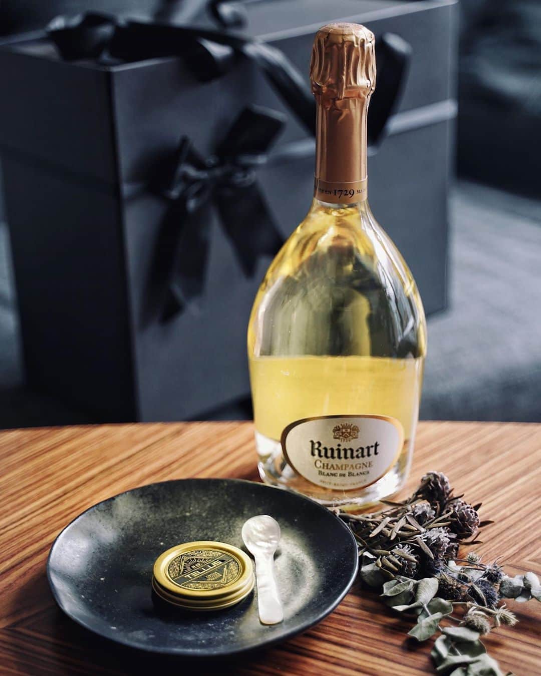 Christoffer Chengのインスタグラム：「!!!!GIVEAWAY TIME!!!! Let’s be honest, who would say no to a nice bottle of @ruinart champagne and some caviar!! Therefore I am teaming up with @tellushk to spread that #champagnelove ❤️💙❤️💙 There will be one lucky winner who will receive a box set containing a bottle of @ruinart champagne and a side of caviar with a worth of $3600 HKD to enter this giveaway, please: -follow @tellushk -tag 2 friends who you’d like to share this with under the comments section below Giveaway deadline is at 11:59pm HKT on the 18th Sept 2020. I will then announce the winner on my IG stories 😍😍😍😍 Say YES to bubbles and good luck 👏🏻👏🏻👏🏻👏🏻👏🏻 #tellushk (Only applicable to followers from Hong Kong)」