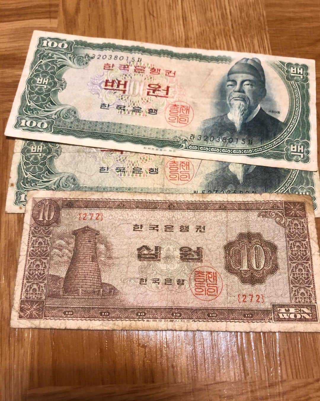 のインスタグラム：「헐! 엄마의 옛날 앨범에 끼워져 있었던..!」