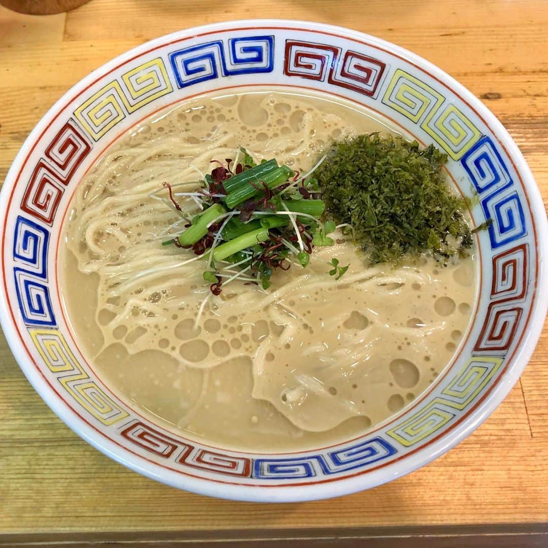 井上幸太郎のインスタグラム：「昼、東十条にて初訪麺【机上の空論】 限定の冷やし牡蠣蕎麦をオーダー。 ネギと岩海苔が品良く盛り付けられ、牡蠣のクリーミーなスープがもう絶品。 あまりに美味かったのでもう一品とネギチャーシューご飯も追加、これもまたセンス光る一品。 ご馳走さまでした。大満足。感謝。」
