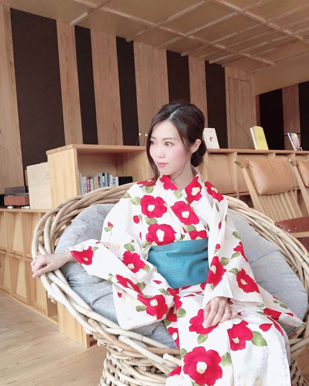 のインスタグラム：「セトレならまち🦌﻿ 〜楽しみ方編〜﻿ ﻿ ﻿ 喧騒から離れてじっくり過ごせるホテルでは﻿ おこもりステイがお約束🌱﻿ ﻿ ﻿ セトレならまちでは﻿ いろんな過ごし方ができる﻿ 最高のスポットがたくさんありました✨﻿ ﻿ ﻿ ﻿ *:ﾟ+｡.☆.+*✩⡱:ﾟ﻿ ﻿ 📙ライブラリー&レコードルーム﻿ (📸1〜2枚目)﻿ ﻿ 猿沢池を目の前に眺めながら﻿ ゆっくり読書ができる✨﻿ ﻿ 絵本などもあり、﻿ チョイスも素敵でした📚﻿ ﻿ ﻿ 🍸ラウンジ﻿ (📸3〜5枚目)﻿ ﻿ ならまちのタカラモノに出会う、﻿ がコンセプトの宿泊者専用ラウンジ✨﻿ ﻿ 豊富なドリンクが飲み放題で、﻿ 軽食やおやつなども常時完備🌱﻿ ﻿ 個人的には奈良漬けラスクと﻿ 自家製レーズンバターに感動🥺﻿ ﻿ コーヒーはミルで１杯１杯挽きたてを﻿ いただけます☕️﻿ ﻿ 吉野杉でこだわった家具に﻿ 腰を落ち着けて﻿ 癒しのひととき💛﻿ ﻿ ﻿ 🌟星宙テラス﻿ (📸6〜7枚目)﻿ ﻿ 五重塔を目の前に﻿ ゆったり夕暮れと星空を満喫できました✨﻿ ﻿ ﻿ *:ﾟ+｡.☆.+*✩⡱:ﾟ﻿ ﻿ ﻿ ゆっくり時間を忘れて﻿ 自然の香りに体を預ける﻿ ﻿ 美味しく丁寧な食事﻿ ﻿ 上質な寛ぎ﻿ ﻿ 喧騒を離れてゆっくり過ごしたい方に﻿ 本当におすすめのお宿でした💓﻿ ﻿ ﻿ @setre_naramachi  ﻿ ﻿ #奈良 #ならまち #セトレならまち﻿ #ホテル #travel #古都 #奈良公園﻿ #奈良観光 #浴衣 ﻿」