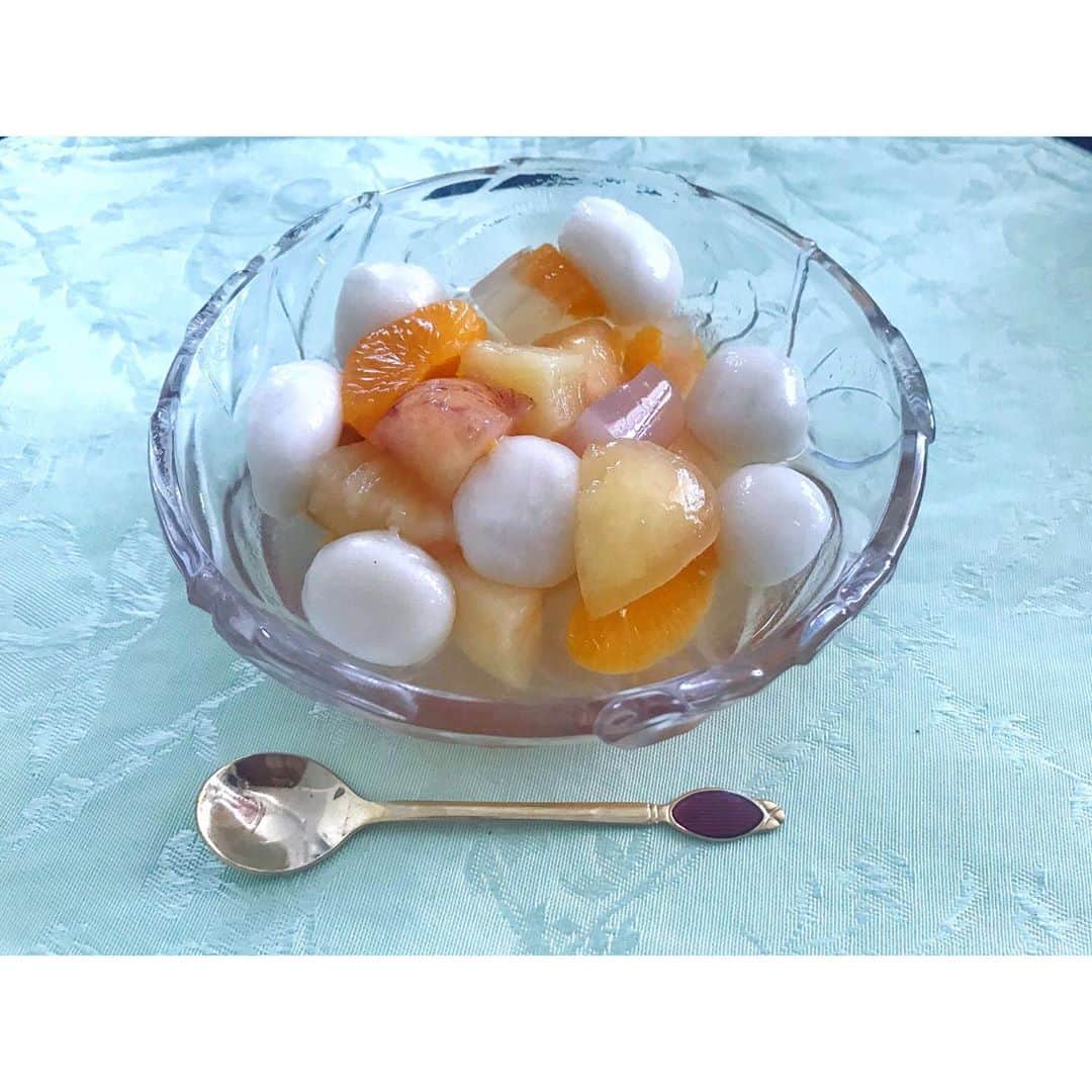 藤井美菜さんのインスタグラム写真 - (藤井美菜Instagram)「. YouTubeのかき氷作りは見てくださったでしょうか😋かき氷のトッピング用に白玉を作ったところ、その美味しさに完全にハマってしまって、その後も作り続けている私です😂最近は主にフルーツポンチと一緒にいただいています。冷たいフルーツと寒天に、温かい白玉のハーモニーが最高です。フルーツポンチって一生減らないのかなって思う時があります(なぜなら自分が色々付け足しているから)🍒🍌🍑 유트브에 올렸던 빙수 만들기 영상은 봐주셨나요??😋빙수용으로 만들었던 시라타마에 너무 빠져버려서 그 이후에도 계속 만들고 먹고 있어요. 요즘은 fruit punch랑 시라타마를 같이 먹고 있어요. 차가운 과일과 함깨 따뜻한 시라타마를 먹는게 최고예요. fruit punch는 평생 줄어들지가 않는건가 생각할때가 있아요(왜냐면 자기가 계속 과일 하나하나를 추가하니까요). 🍒🍌🍑 #フルーツポンチ#美菜ご飯#白玉#白玉ラバー#永遠に無くならない#夢のデザート#일본디저트#시라타마#디저트#과일#fruitpunch#sweets」9月5日 22時03分 - fujii_mina_0715