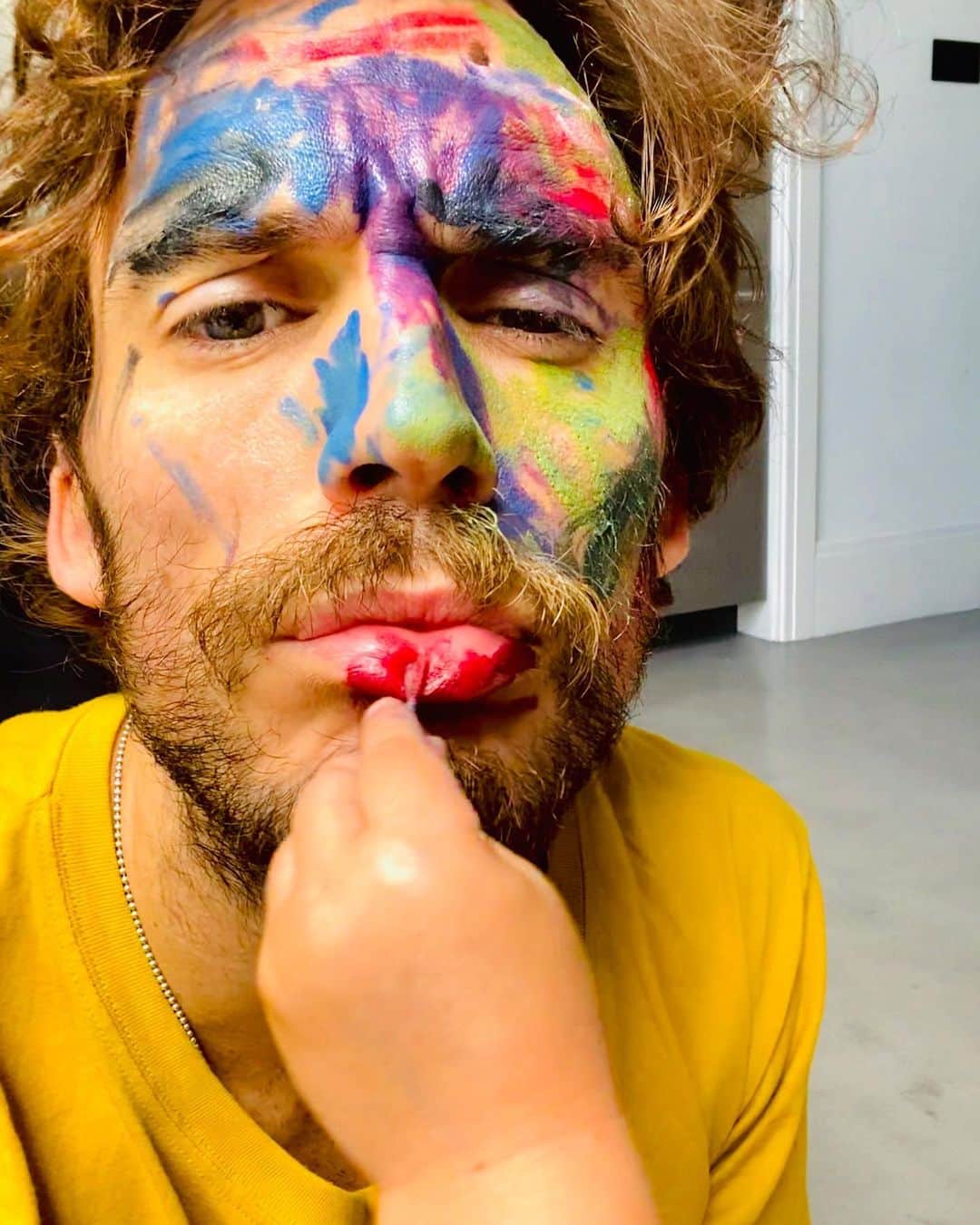 サム・クラフリンのインスタグラム：「Saturday Face Pain...  c/o of my two graffiti artists 👍🏻」