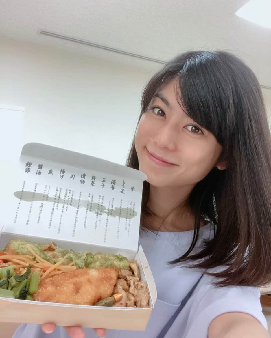 芳野友美さんのインスタグラム写真 - (芳野友美Instagram)「先日の#スタジオ収録 時の#楽屋弁当 ❤︎ こんな#豪華海苔弁当 初めて食べた！！ 蓋のとこに一つ一つ厳選素材の説明が書かれてて、それ読むとなんか恐縮した（笑） さて、明日は#ラジオ生出演 ♪ ------------------- 9月6日（日）14：30～16：00 #ニッポン放送 「#日曜競馬ニッポン 」ゲスト出演！ ------------------- #新潟記念 の#馬券予想 します！ 見事的中すればリスナーの皆様にプレゼントできるので頑張るよ☆ 自信はないけど（笑）ラジオ聴きながら見守っててくださーい！！！ 昨日は皆さん#ナイスリアクション ありがとう☺︎」9月5日 21時55分 - yumi_yoshino_1980