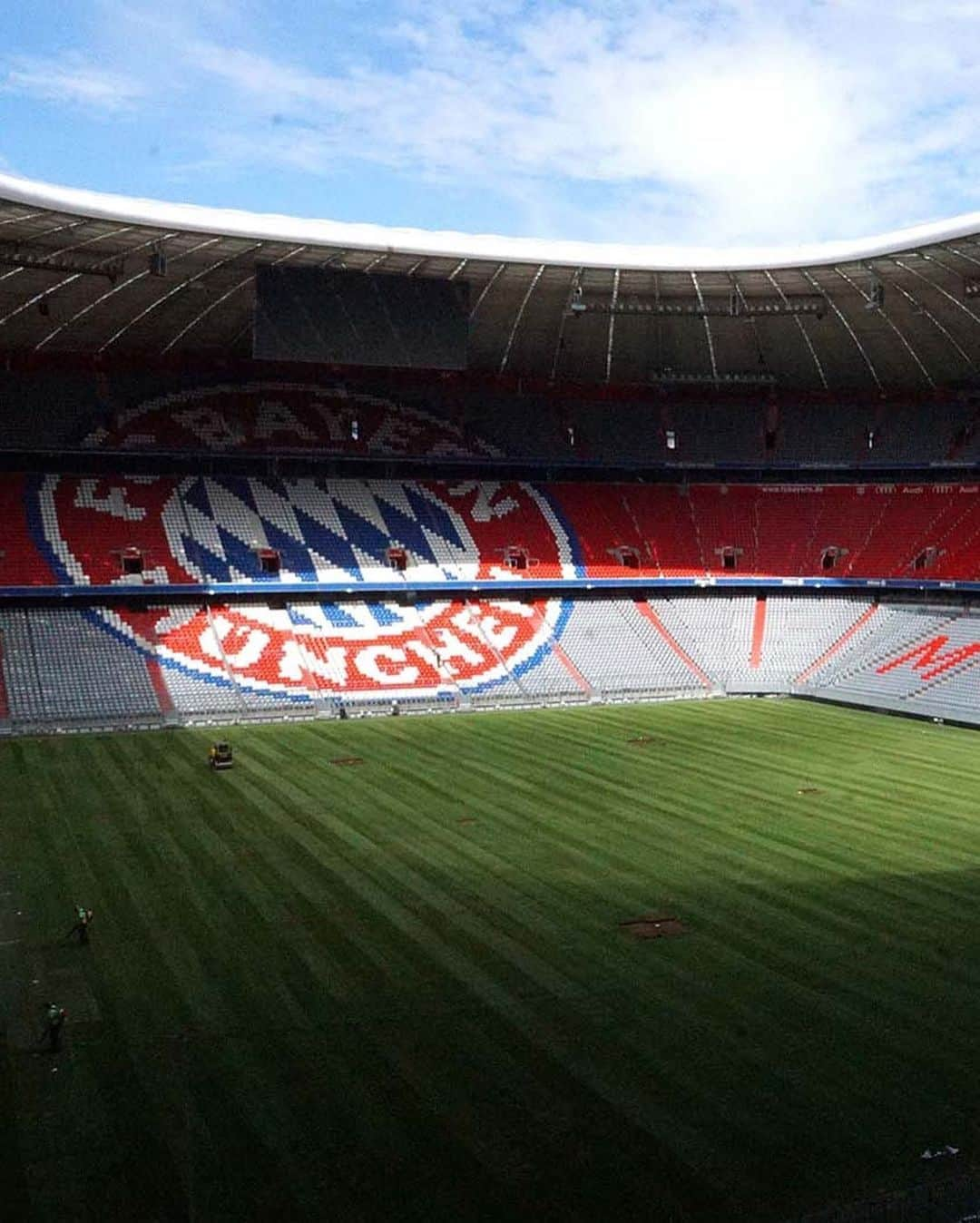 バイエルン・ミュンヘンさんのインスタグラム写真 - (バイエルン・ミュンヘンInstagram)「🚜💨 #AllianzArena getting ready for the new season! 💪 #packmas ___________ #FCBayern #MiaSanMia #Fußball #football #Bundesliga」9月5日 21時56分 - fcbayern