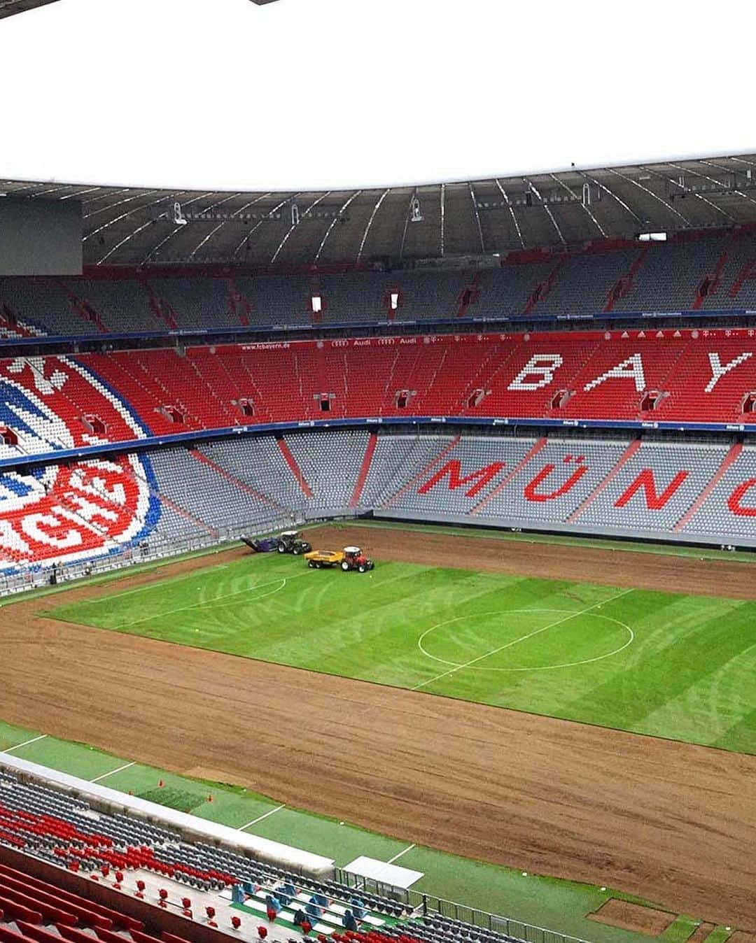 バイエルン・ミュンヘンさんのインスタグラム写真 - (バイエルン・ミュンヘンInstagram)「🚜💨 #AllianzArena getting ready for the new season! 💪 #packmas ___________ #FCBayern #MiaSanMia #Fußball #football #Bundesliga」9月5日 21時56分 - fcbayern