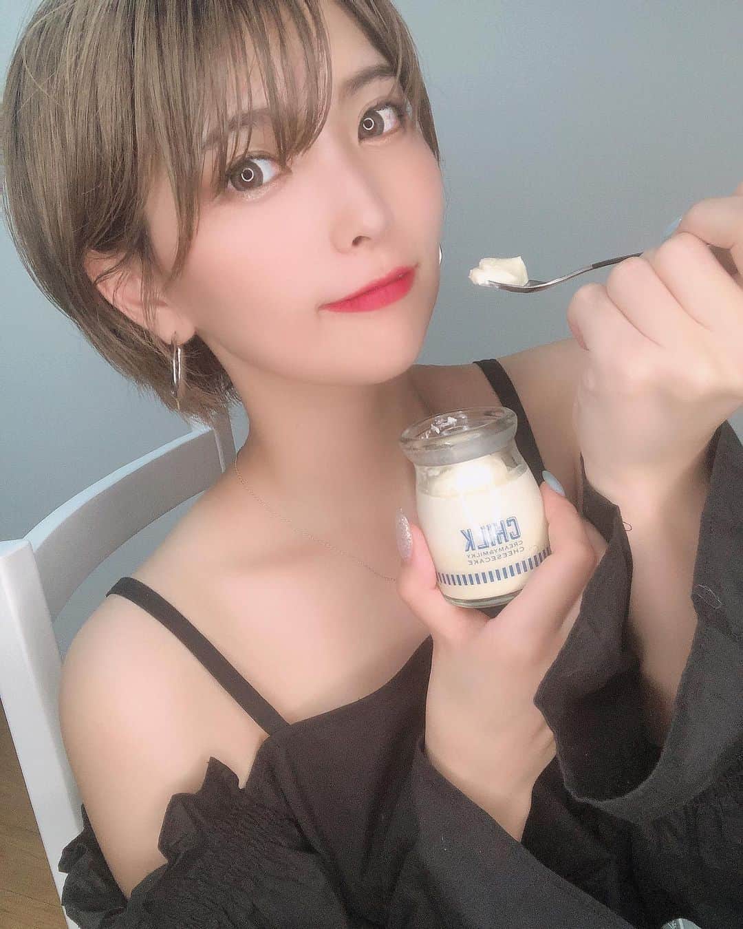のインスタグラム：「#お取り寄せスイーツ  . . 三軒茶屋にある大人気のチーズケーキ専門店のチーズケーキが おうちで💓💓 . . 毎週水曜日の20:00-数量限定販売してるんだよ！！🙉 . . 濃厚で最高なお味😘 . . . #お取り寄せグルメ #お取り寄せグルメ  #スイーツ　#おうち時間 #おうちごはんlover #おうちごはん #おうちスイーツ #おうちおやつ #cafethesunliveshere #CHILK #チーズケーキ #三軒茶屋カフェ #チルク #pr #甘党 #甘党女子」
