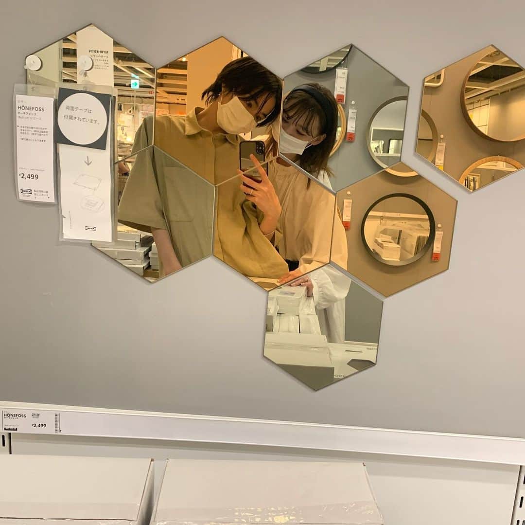 鈴木凪沙のインスタグラム：「. 誕生日ほぼ1ヶ月違いだから引っ越しもしたし お互いにプレゼントは名前入りのキーリング🗝 その場ですぐ名前入れられるし名前入れただけで特別感！ IKEA毎週行ってたこの鏡ほしいなぁ🐝」