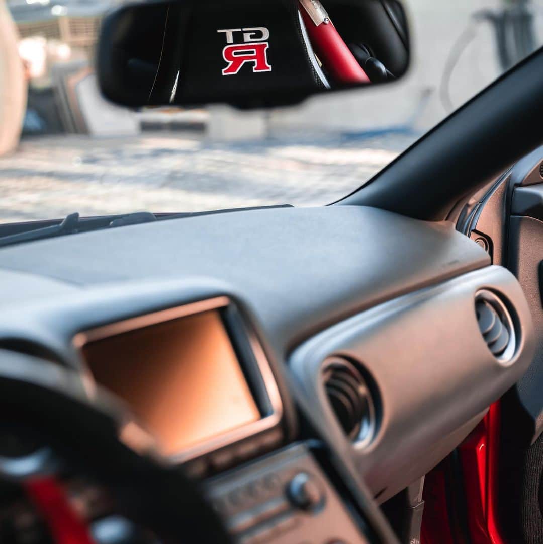 のインスタグラム：「Who else is loving the reflection of the #GTR sign in the mirror?  #NissanGTR #Godzilla #NissanInteriors 📷 @shahafshai 🚗 @salihdabbah_and_cars」
