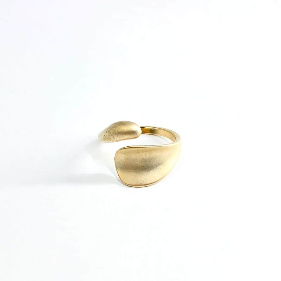 Unique & Basic 「UBASIC」さんのインスタグラム写真 - (Unique & Basic 「UBASIC」Instagram)「Recommend item﻿ ﻿ ☑︎ bold alternately ring﻿ ﻿ ﻿ オフィシャルサイトのアイテムカテゴリ﻿ 「ring」をタップ頂くと﻿ ringページが表示されます.﻿ ﻿ ﻿ ljs_official﻿ https://www.ljs-official.com﻿ ﻿ ﻿ #ljs﻿ #lejourspecial﻿ #ljsofficial﻿ #気変え﻿ #エルジェーエス﻿ #acc﻿ #accessory﻿ #gold﻿ #goldaccessory﻿ #ring」9月5日 22時11分 - ljs_lejourspecial