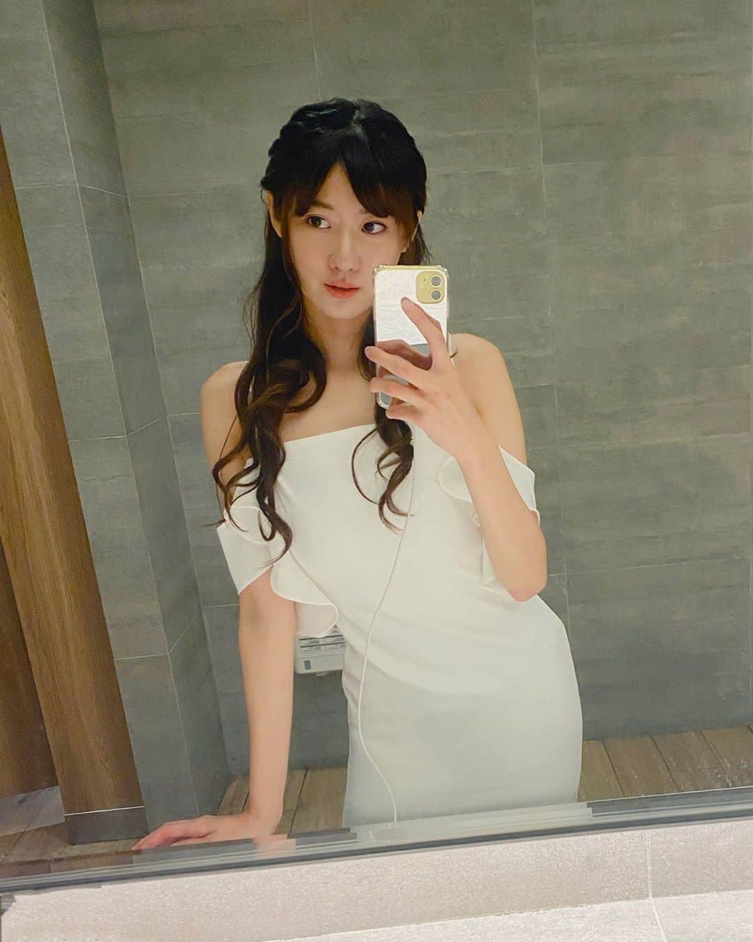 茉晶さんのインスタグラム写真 - (茉晶Instagram)「#往左滑 #傳說對決 #gcs職業聯賽  笑跟不笑喜歡哪個🖤 - 今天的我Main納克羅斯⋯因為講話不斷吃螺絲🔩 不知為何今天的狀態不佳，可能心事太多了吧！ 只能對自己說聲加油🥺」9月5日 22時04分 - lin.mo.jing