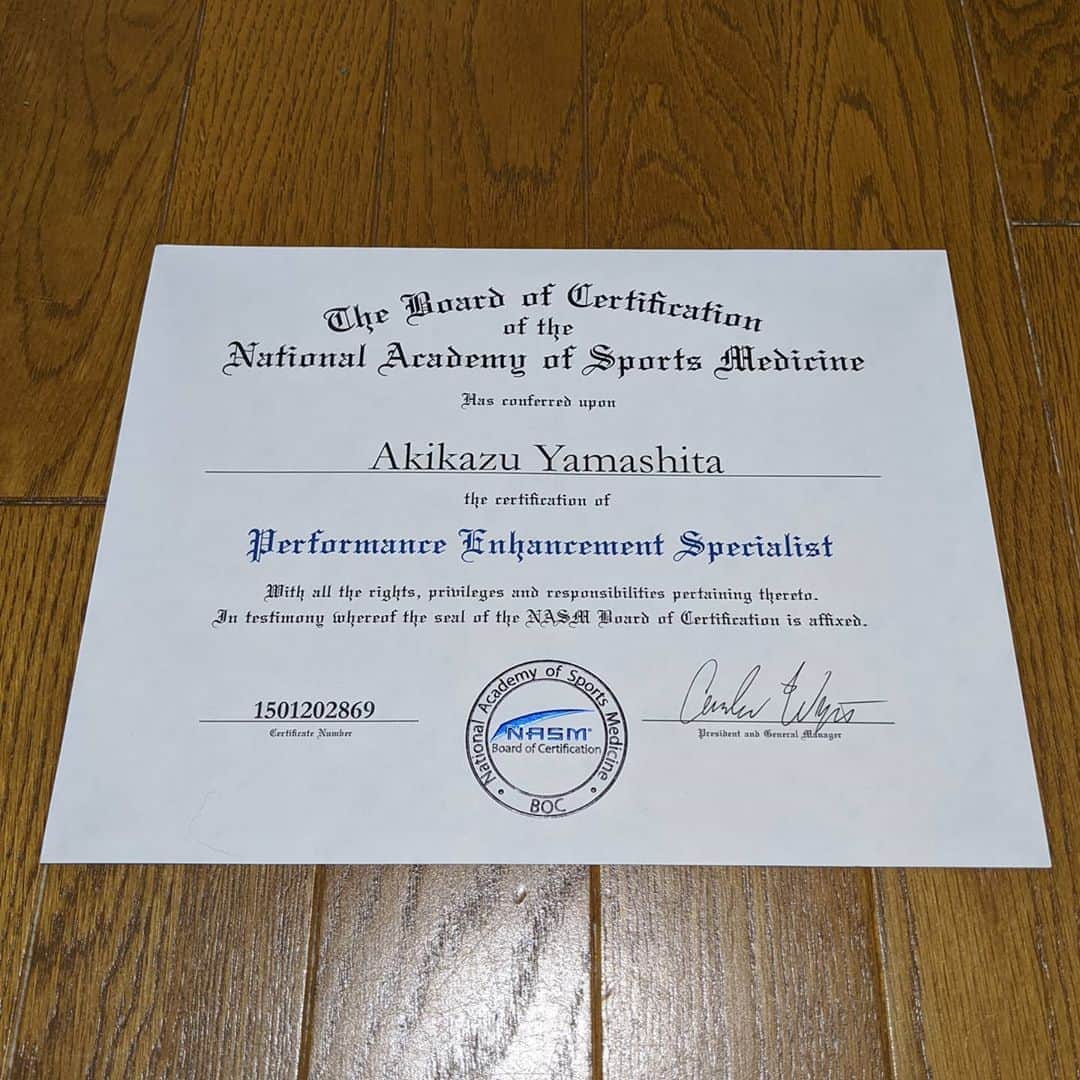 のインスタグラム：「【FITNESS】National Academy of Sports Medicne 2015年に、このNASM-PESアスレティックトレーナーの資格を取りました。今はオンラインのみですが、簡単なトレーニングや栄養指導をしています。  現在教えているのはレジスタンストレーニングがメインですが、勉強するときはバランス、アジリティ、競技別のパフォーマンスなども教材がありました。分厚い教科書だけは英語なのですが。 ※スクーリングは和訳版と日本語でも対応してくださいます。  以下は説明です。  NASM（ナショナルアカデミーオブスポーツメディスン）は、数あるヘルス＆フィットネス関連団体のなかで、フィットネス関係者やストレングス・パフォーマンスコーチ、アスレティックトレーナー、スポーツ医療従事者向けに資格を発行するアメリカの屈指の団体です。理学療法士によって考案されたNASMの資格は、今やアメリカのフィットネス界、スポーツトレーニング界で「ゴールドスタンダード」とも言われ、資格を保有するトレーナーが、雇用や給与面で優遇されるという現象まで起きています。 （引用:R-BODY入所説明より）  PESとは、パフォーマンスエンハンスメントスペシャリストの略で、あらゆるレベルのアスリートのパフォーマンスを最大限に引き出し、ゴールを達成させ、なおかつ外傷障害リスクを減らすことを専門とするトレーナーのための資格です。現在、世界14,000人の資格取得者が、プロ/アマチュアスポーツチーム、クリニック、大学、とレーニング施設などの現場で活躍しています。もちろん、身体の機能向上という点からアスリート以外の対象者への指導にも応用できます。 （引用:R-BODY案内より）  資格の取得証が家の本棚から出てきたので。  #NASM #スポーツトレーナー #アスレティックトレーナー #トレーナー #fitness #sports #スポーツはクスリになるという意味ね #大腿四頭筋 #大胸筋 #三角筋 #棘下筋 #上腕三頭筋 #広背筋 #2015年」