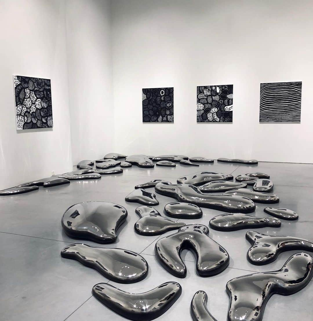 シェンさんのインスタグラム写真 - (シェンInstagram)「Yayoikusama new exhibition in Ota Gallery🖤🖤🖤オープニングおめでとうございます🎉  #草間弥生 #yayoikusama #otagallery #delvaux」9月5日 22時05分 - shenshenshenshen