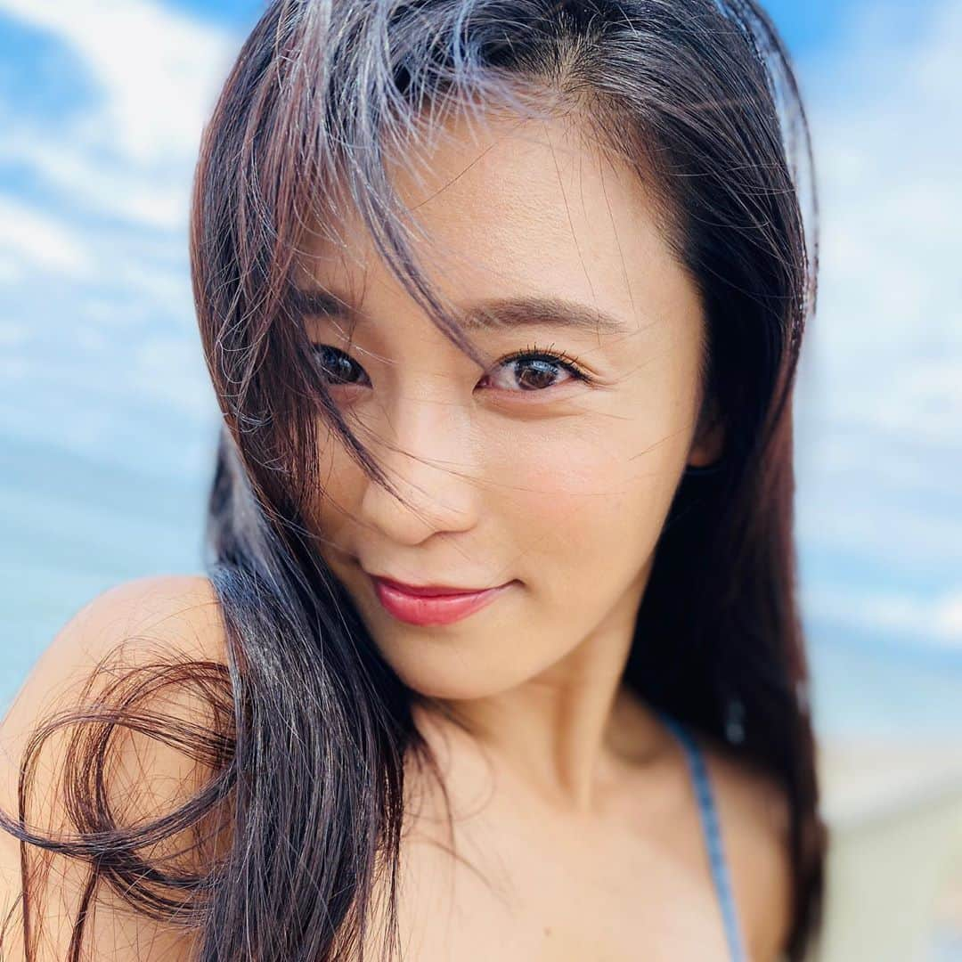 杉村理恵子のインスタグラム：「こじるり！ かわいい💕 今年は海外行けなかったけど、楽しい撮影でした！ 週プレ お楽しみに〜  #週刊プレイボーイ  #小島瑠璃子 #こじるり #ヘルシー #ヘアメイク」