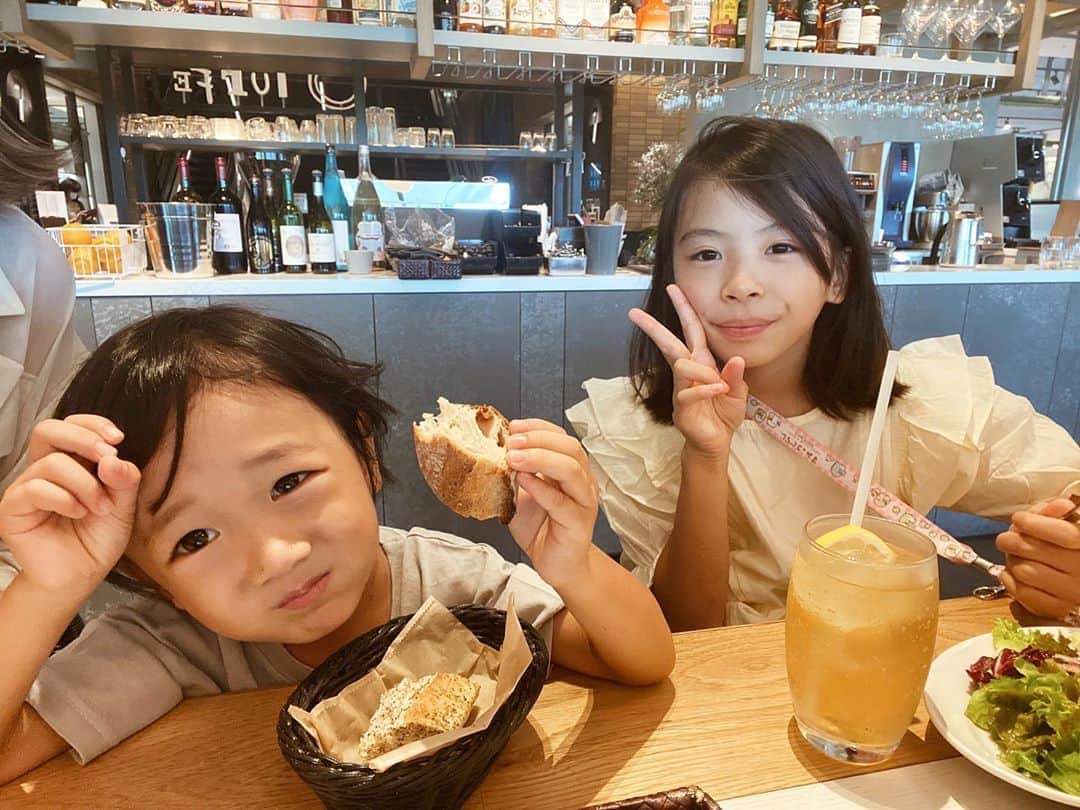 谷口紗耶香のインスタグラム：「#offday 😙🌈🍴 ・ 朝起きて顔合わせたら 2秒で喧嘩始める長女9歳と長男3歳。ww🙄 ・ いらんことふっかけるのは大体3歳のトアからなんだけど、、 最近思春期なの？？ って感じで常に何かあるとすぐ怒る9歳のサナさん。。 ・ もぉ悩ましくてmamaは　 毎日 「やめやー‼️」ってゆーてる。😇 ・ こんなに 喧嘩するもんなの？？？ ・ 仲良く遊ぶときもあるんだけど、 基本すぐ言い合いになる。。 ・ 最近の悩みなの。🤣 同じようなmamaさん居ますか？！」