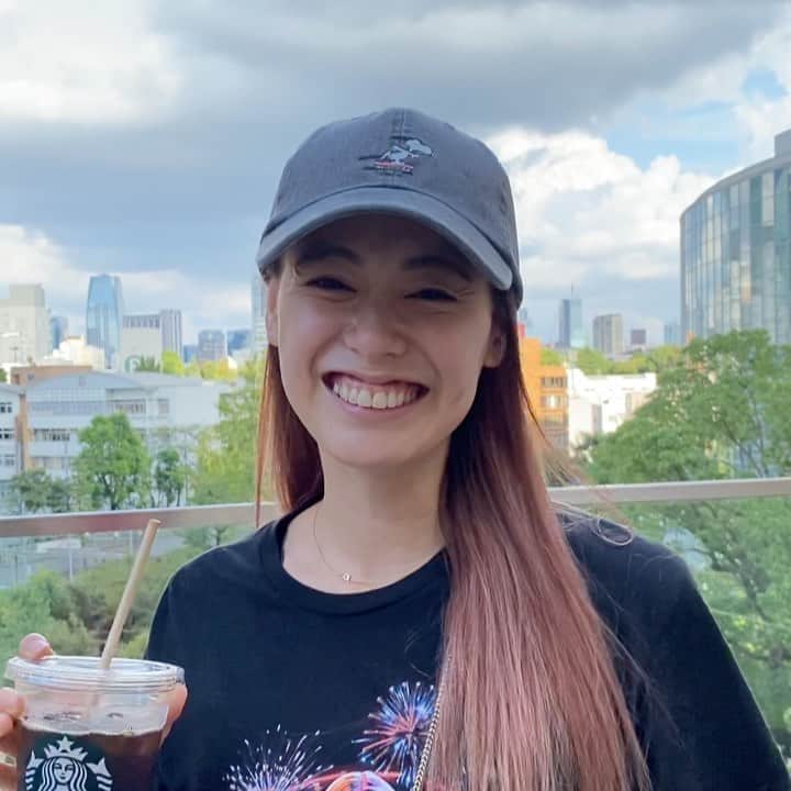 のインスタグラム：「♡ 今日は雲がモクモク☁️☁️ ・ イラストを見ているような 変な錯覚！ ・ にしても。 自分が思ってる方向とは 全然違う方指してたのね🗼 びっくり。 ・ ・ 外の空気いいよね。 大好き💙 ・ ・ ・ #1日1大好き #優美 #ゆうみ #me #昭和感 #大好き #ダイスキ #daisuki #love #❤️ #東京タワー」