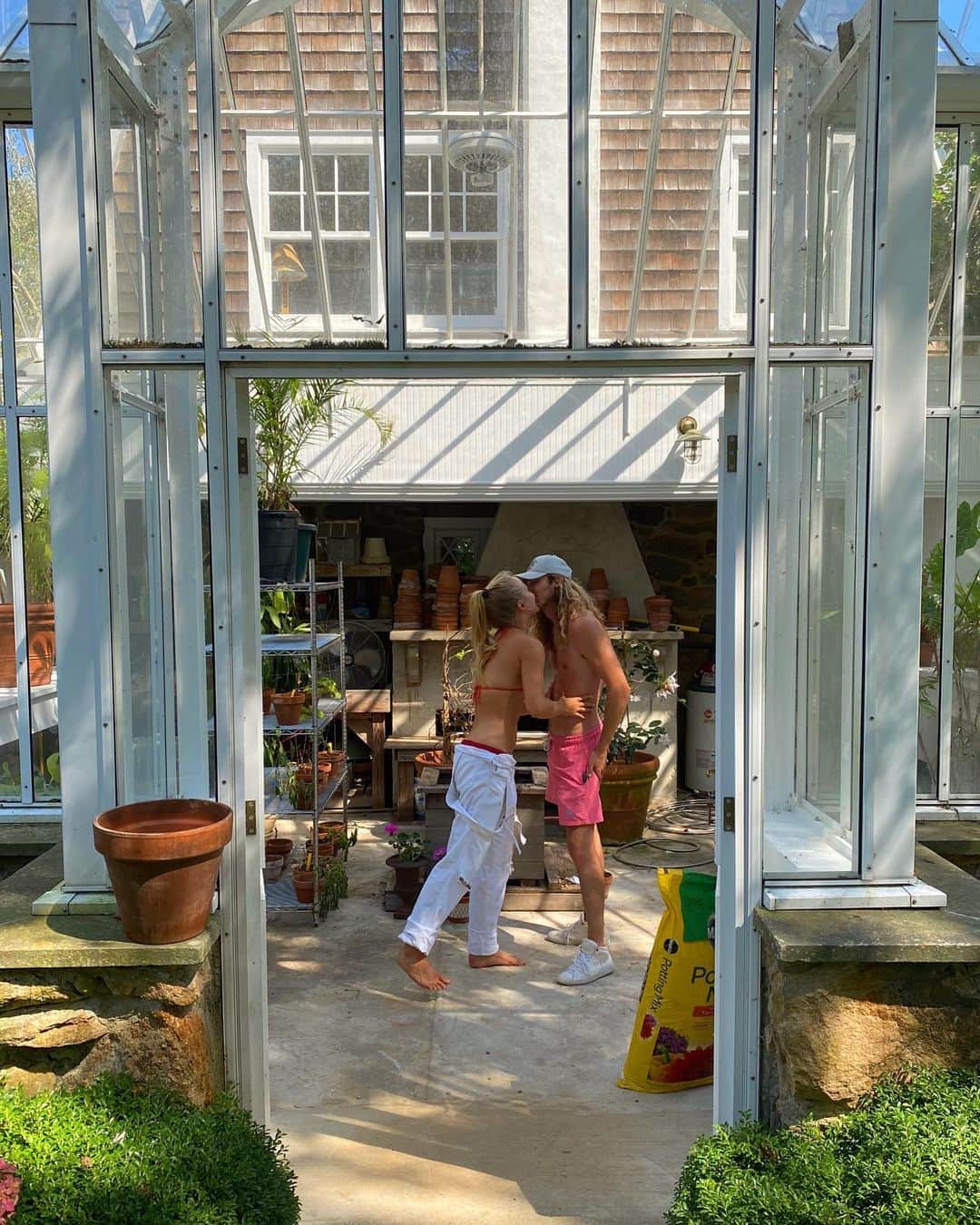 クリスティ・ブリンクリーさんのインスタグラム写真 - (クリスティ・ブリンクリーInstagram)「Sailor and Ben brought the Sunshine! 💛💛🌝🌝🌼🌼🌻🌻☀️☀️🐥🐥🐝🐝💛💛(and a couple more #gardentips #boxwoods ) #ohtheresmyoveralls! #lol #hersnow」9月5日 22時16分 - christiebrinkley