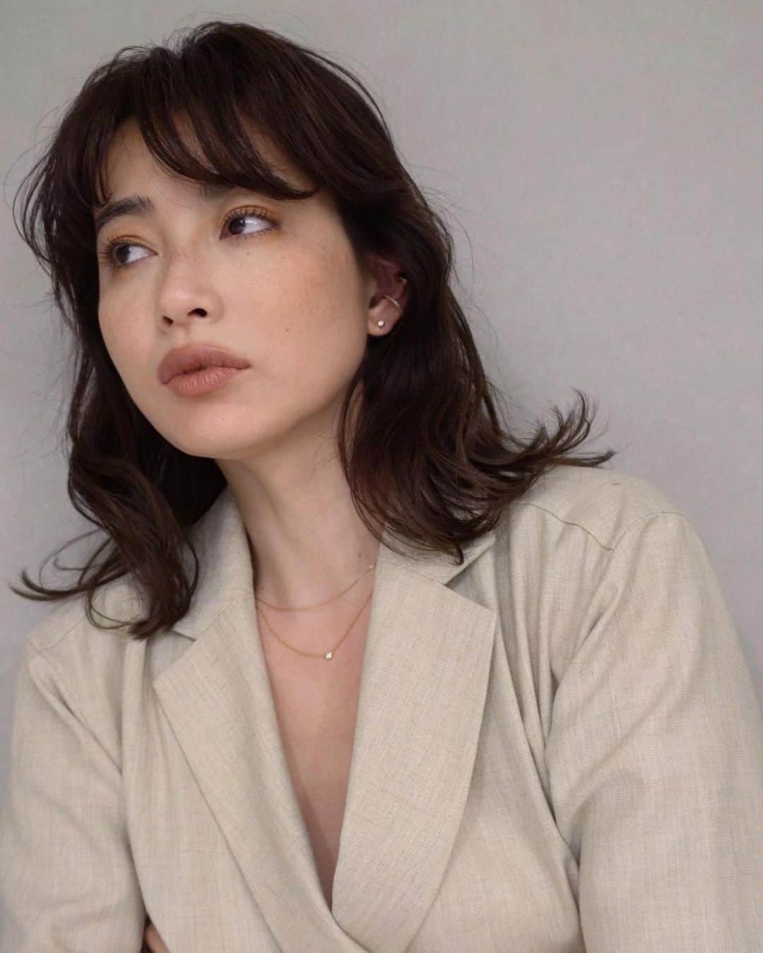 JUNNAのインスタグラム：「夏の暑さがひいたらダウンスタイル率少しUP 夏はほぼルーズなお団子ヘアで過ごしていたからなんだか新鮮。  オイルで少し艶を...  前髪がだいぶ伸びたから 久しぶりに伸ばしてみようかなと...🤔  リップ/ @celvoke.jp  #リベレイティッドマットリップス　04  ファンデ/ @yslbeauty  #アンクルドポールクッション 25  チーク/ @celvoke.jp #カムフィーブラッシュ 06  アイシャドウ/ @bobbibrownjapan  ゴールデンヌードアイシャドウパレット  #秋メイク#セミロング#ヘアカラー #ヘアスタイル#ヘア#ヘアケア#メイク#リップ #コスメ #bobbibrown #celvoke #aesop#ysl#yslbeauty#diormakeup #dior」