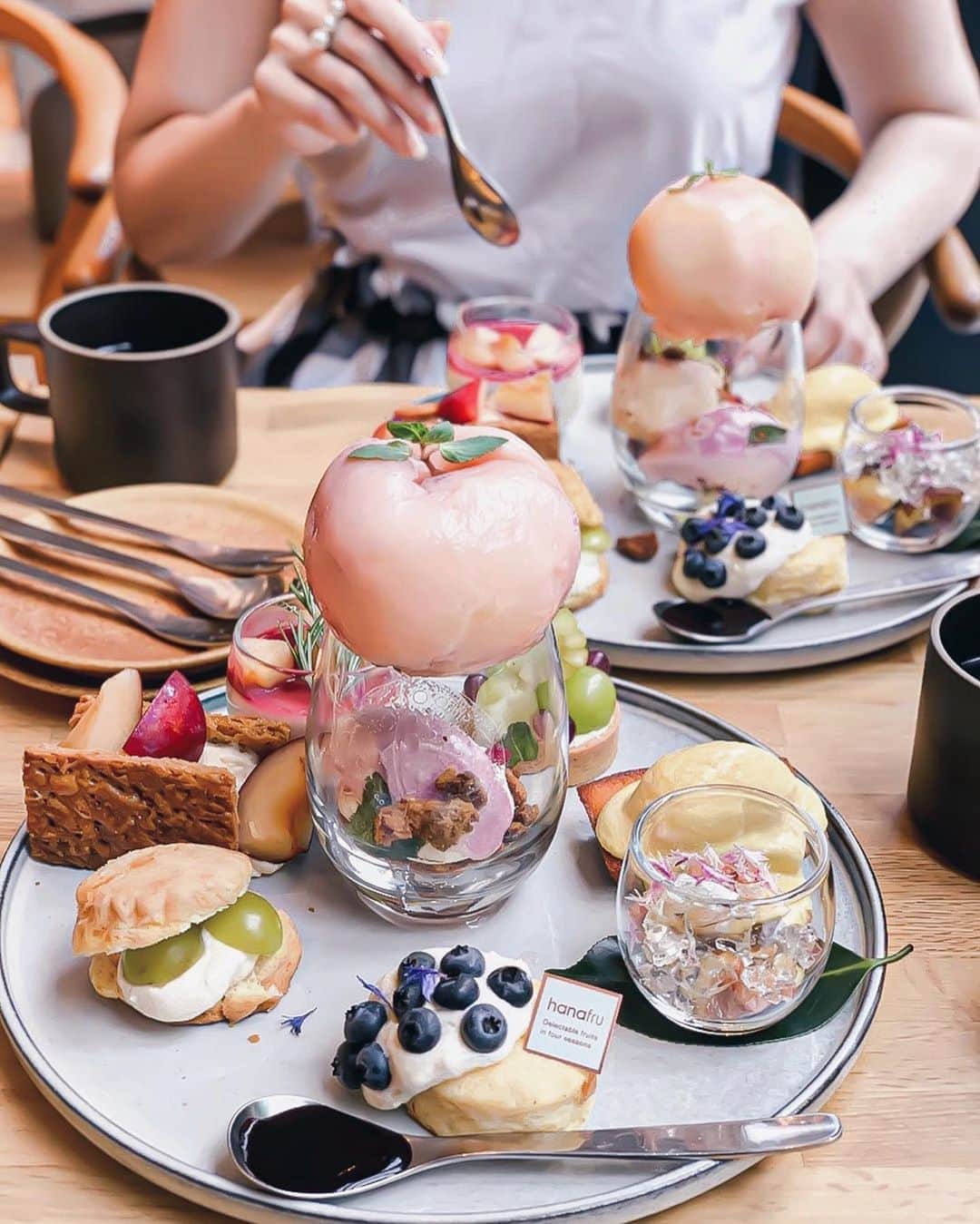 のインスタグラム：「🍑 フルーツ専門店𝒉𝒂𝒏𝒂𝒇𝒓𝒖（ハナフル） 関西のデパ地下でも よく見かけるʘʘ あ‥あの‥フルーツ専門店 . . 大阪本町に店舗を構える 𝒇𝒓𝒖𝒊𝒕 𝒉𝒂𝒏𝒂𝒇𝒓𝒖 では 旬の果物をふんだんに使用したスイーツや フレッシュフルーツそのものを楽しめるカフェです . . アラカルトメニューには 予約不要のアフタヌーンティーがあるのを ご存知ですか⁇ . . 今は旬を終えようとしてる桃が主役🍑 . . センターにはまるごと桃🍑 周りを囲むのは 出番待ちのフルーツたち‥ . . 夏と秋が同居したスペシャルなワンプレートは フルーツだけでは終わらない スイーツとのマリアージュをお楽しみいただけます . . 𝑨𝒇𝒕𝒆𝒓𝒏𝒐𝒐𝒏 𝑻𝒆𝒂 𝑺𝒆𝒕 アフタヌーンティーセット　3000yen 𝒎𝒆𝒏𝒖 ▫️桃のミニパフェ ▫️すもものミルフィーユ ▫️桃の杏仁豆腐 ▫️宮崎県産マンゴーのフィナンシェ ▫️宮崎県産マンゴーアイス ▫️シャインマスカットとチーズクリームのタルト ▫️いちじくのジュレ ▫️国産ブルーベリーのレアチーズ ▫️シャインマスカットのスコーン ラム酒クリームチーズ添え ▫️コーヒーor紅茶 . . . 私のお気に入りはやっぱりスコーン 今回もまた再確認😋 さくっと食べやすい軽い食感に ほんのり塩気がきいてるのもいい👍🏻 ラム酒をきかせたマスカルポーネクリーム これが最強に美味しいんです♡ サクサクも堪らない‼︎ . . . 果物が美味しいのはもちろん✨ スイーツのクオリティが高いところに ご注目ください♡ . これで3000円😳 という破格のアフタヌーンティー🌿 . . 食べたい欲を飽きさせない いつもハートは鷲掴みされるお店です♡ . . 私のイチオシカフェです👍🏻👍🏻👍🏻👍🏻👍🏻👍🏻👍🏻 . . . . .  ℎ𝑎𝑛𝑎𝑓𝑟𝑢 / 𝐹𝑅𝑈𝐼𝑇 御堂筋店　@fruit.hanafru  大阪市中央区久太郎町4-1-15南1階 tel: 11:00-21:00 支払いはクレジットカードのみ💳  ————————————————————— 私の写真の編集については フォトレッスンでレクチャーをしています 見てくださる方にプラスになる投稿をしていきます 是非いいね♡フォロー♡ よろしくお願いいたします𓅟 —————————————————————  #hanafru#afternoontea #osaka#デザート#フルーツ専門店#フルーツ #果物#ハナフル #カフェ #アフタヌーンティー #フルーツコース #デザート #スイーツ #桃#無花果#マスカット#大阪#本町#大阪カフェ#大阪スイーツ#大阪グルメ#本町カフェ #本町スイーツ#美味しい#インフルエンサー#gotoキャンペーン」