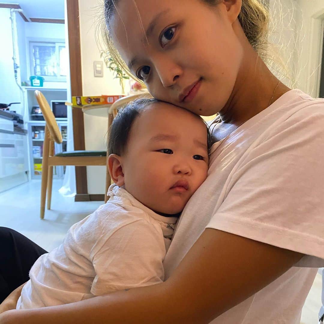 キム・ダヘのインスタグラム：「너무 쌩얼이라 꼴뵈기시른디.. 하민귀욥 😭 싸룽해 내새끼...(?)」