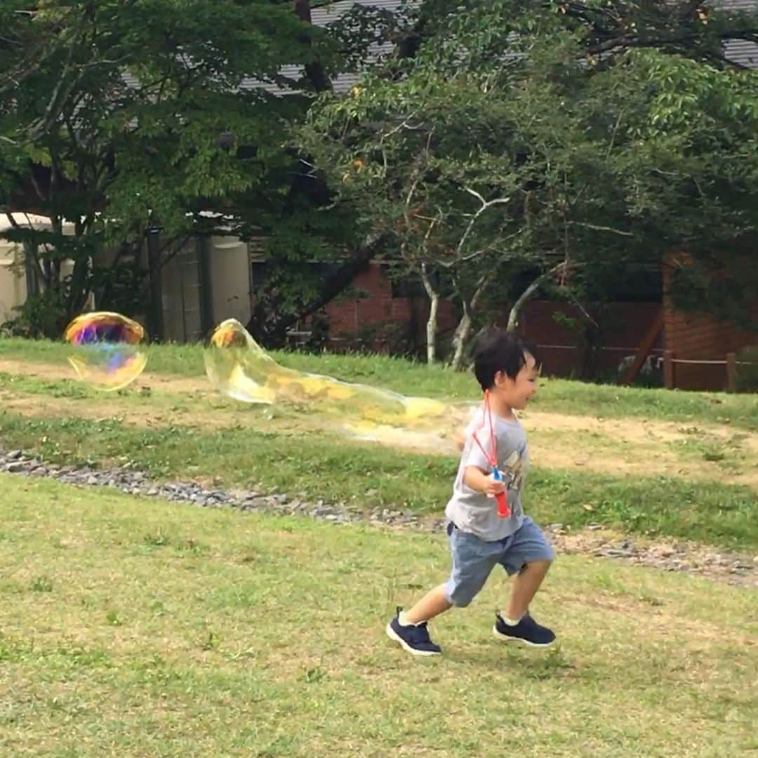 蒲生麻由さんのインスタグラム写真 - (蒲生麻由Instagram)「夏の思い出🏖﻿ 今週から幼稚園も始まりましたが﻿ 夏休みの最後に家族でキャンプへ﻿ 行ってきました⛺️﻿ ﻿ キャンプといっても﻿ 初心者の我が家はグランピングですが😅﻿ ﻿ 大自然の中シャボン玉やって、﻿ キャンプファイヤーしてBBQして、﻿ 手裏剣投げ体験やスノードーム制作体験﻿ してしっかり旅を堪能🤗﻿ ﻿ 一泊でしたが、しばし都会から離れて﻿ 自然に囲まれた場所で過ごす事で、﻿ とってもリフレッシュ出来たし、﻿ 何よりも子供達にとっても非日常の﻿ 楽しい思い出ができて大満足でした🏞﻿ ﻿ #グランピング #夏休みの思い出 ﻿ #キャンプ初心者 #キャンプファイヤー ﻿ #都心から離れて #リフレッシュタイム﻿ #ファミリーキャンプ #familytime﻿ #スノードーム体験 #mamalife #男の子ママ」9月5日 22時38分 - mayugamo_lamana