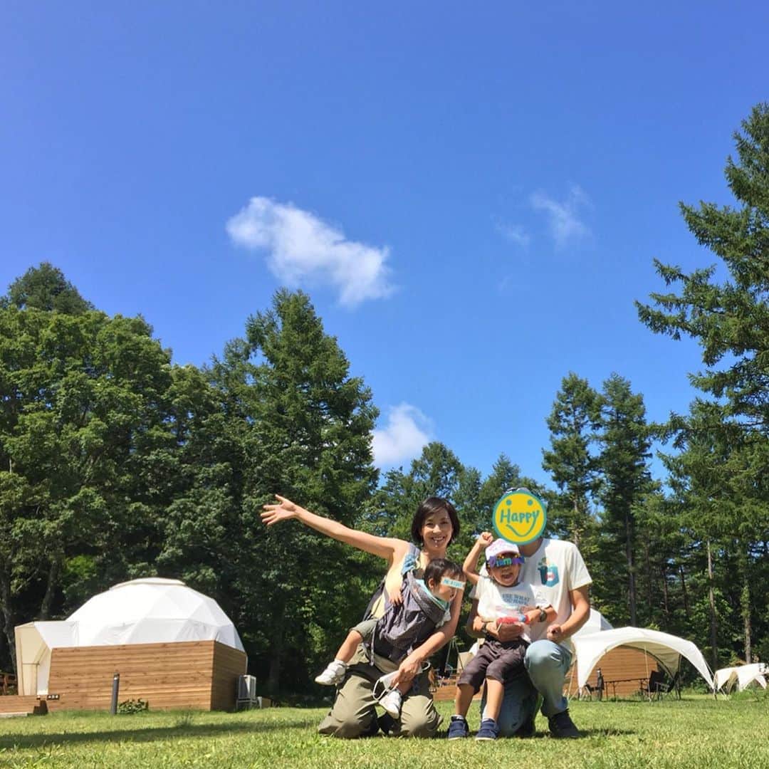 蒲生麻由のインスタグラム：「夏の思い出🏖﻿ 今週から幼稚園も始まりましたが﻿ 夏休みの最後に家族でキャンプへ﻿ 行ってきました⛺️﻿ ﻿ キャンプといっても﻿ 初心者の我が家はグランピングですが😅﻿ ﻿ 大自然の中シャボン玉やって、﻿ キャンプファイヤーしてBBQして、﻿ 手裏剣投げ体験やスノードーム制作体験﻿ してしっかり旅を堪能🤗﻿ ﻿ 一泊でしたが、しばし都会から離れて﻿ 自然に囲まれた場所で過ごす事で、﻿ とってもリフレッシュ出来たし、﻿ 何よりも子供達にとっても非日常の﻿ 楽しい思い出ができて大満足でした🏞﻿ ﻿ #グランピング #夏休みの思い出 ﻿ #キャンプ初心者 #キャンプファイヤー ﻿ #都心から離れて #リフレッシュタイム﻿ #ファミリーキャンプ #familytime﻿ #スノードーム体験 #mamalife #男の子ママ」