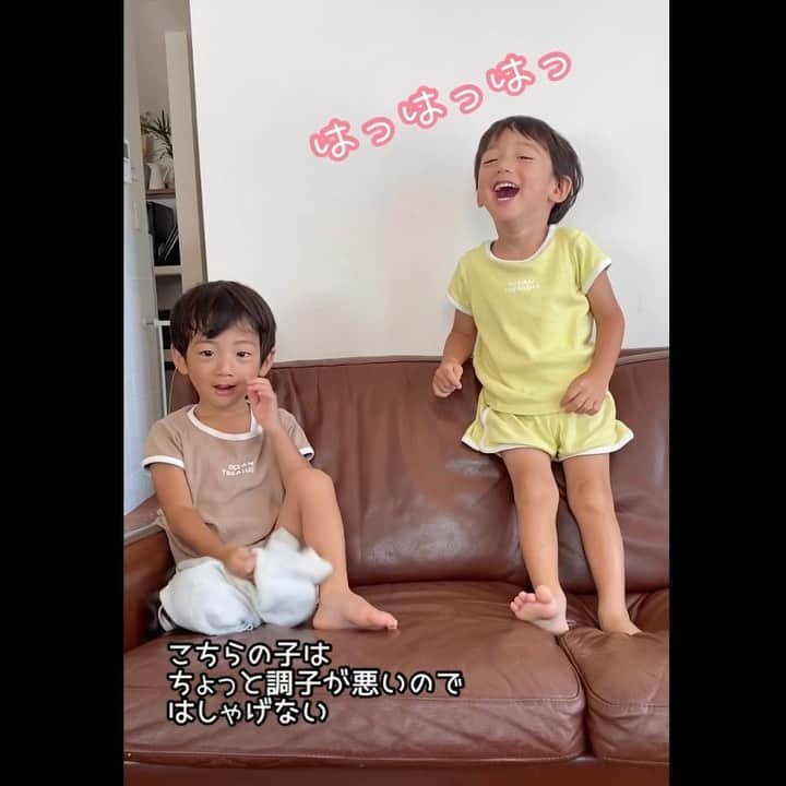久保田裕之のインスタグラム：「『となりのトトロ』が観たい！という歌を披露してくれた😆 #となりのトトロ #となりの双子の弟#冷ややかな目 #爆笑してる #双子#一卵性双生児#男児#三兄弟#双子パパ」