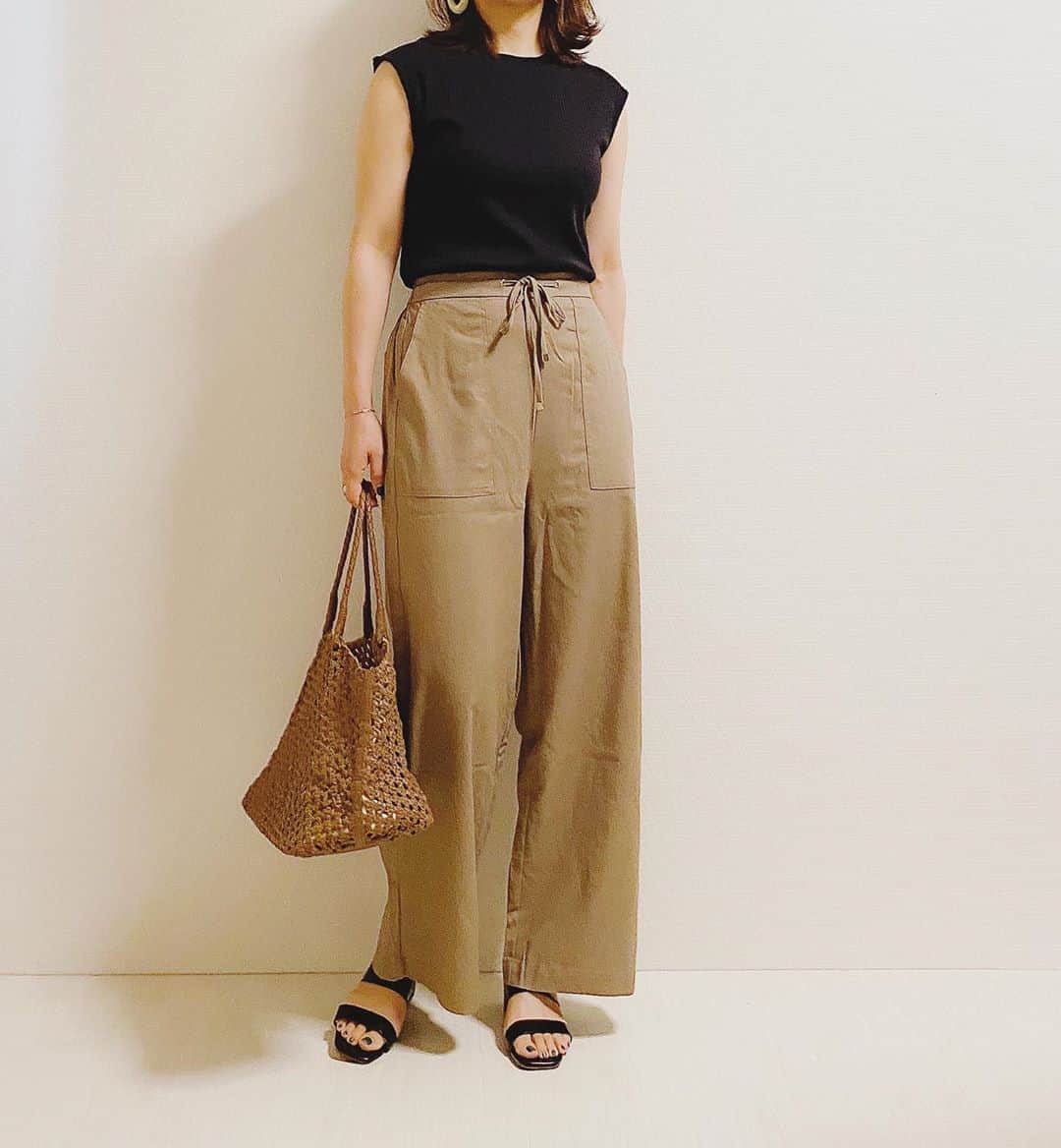 aiaiのインスタグラム：「black × beige 🄲🄾🄾🅁🄳🄸🄽🄰🅃🄴 さらっとして涼しいワイドパンツ。 @andme_official  コーデの詳細はブログに書いています ☟☟ http://s.ameblo.jp/aiai987654  #fashion#outfit#style#coordinate#instagood#ootd#pic#instapic#コーデ#コーディネート#スタイリング#プチプラコーデ#本日のコーデ#大人カジュアル#プチプラ  #カジュアル #アラフォー #アラフォーコーデ #アラフォーファッション#夏コーデ #ベージュカラー #ベージュコーデ #ベージュ#サンダルコーデ #大人カジュアル#ワイドパンツ #ワイドパンツコーデ」