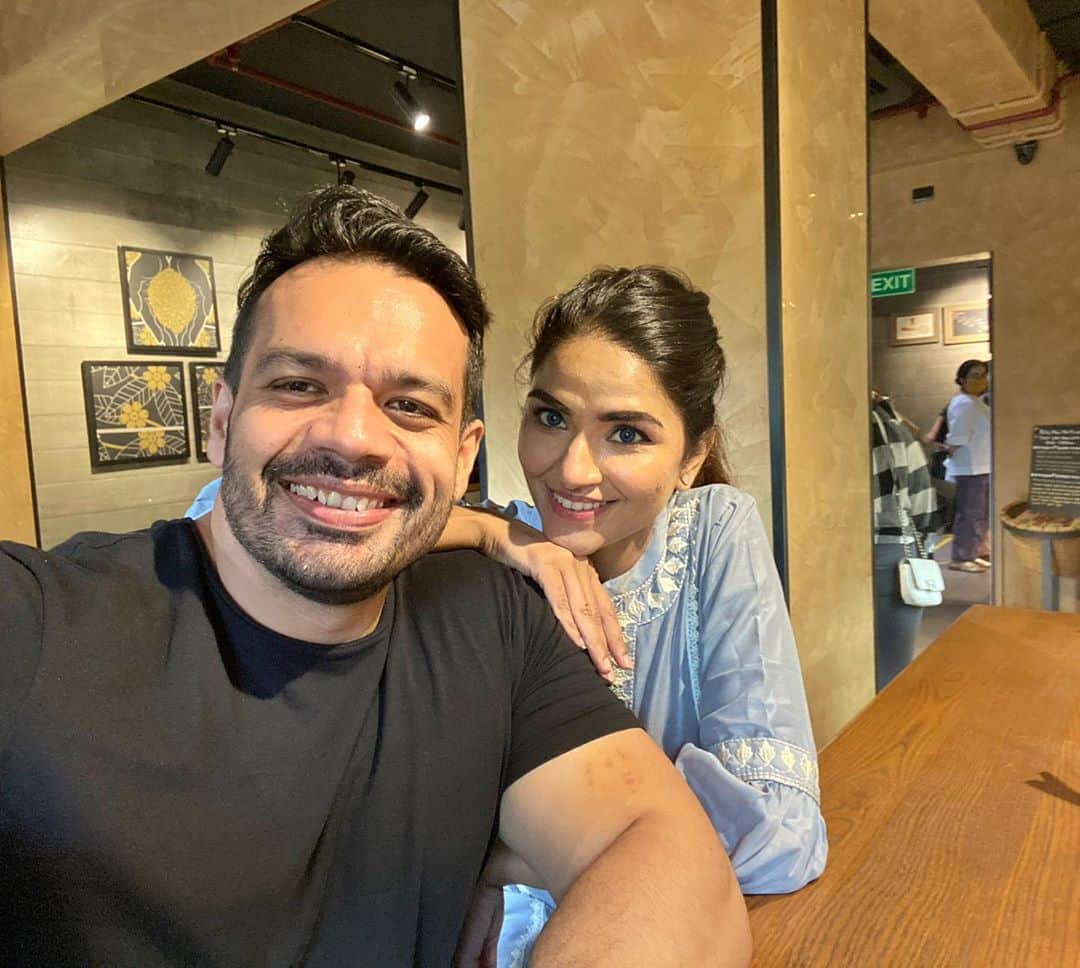 Gaurav Tanejaのインスタグラム：「Went out after ages !!  . #flyingbeast #RasbhariKePapa with #rasbharikimumma #coffee #date #couple」