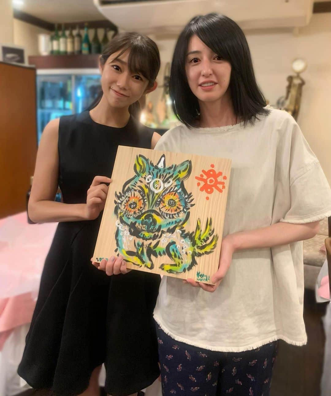 堀江聖夏さんのインスタグラム写真 - (堀江聖夏Instagram)「小松美羽展 ― 自然への祈り ―﻿ ﻿ 画家の小松美羽さんと﻿ お会いしました(大興奮)﻿ ﻿ 銅版画をはじめ…ペインティングや墨絵、﻿ 陶芸品など、日本の伝統的な文化に﻿ 現代アートを融合させた芸術作品を﻿ 世界に向けて発信されている美羽さん。﻿ ﻿ ウッドワン美術館で﻿ 「小松美羽 展 ― 自然への祈り ―」﻿ での心震わす神獣のライブペインティング﻿ もう涙がとまりませんでした。﻿ ﻿ 激しいストロークと﻿ 盛り上がる絵の具の迫力。﻿ そして、美羽さんの神々しい美しさ。﻿ 今も物凄く興奮しています（笑）﻿ この上なき幸せ！！！😭✨✨﻿ ﻿ 広島ウッドワン美術館での﻿ 小松美羽さんの展覧会は、﻿ 9月5日(土)～11月8日(日)まで﻿ 行われています。最新作の﻿ ライブペインティングも展示されています。﻿ ﻿ 芸術って素晴らしい、、、✨﻿ ﻿ ﻿ #狛犬﻿ #小松美羽﻿ #小松美羽展﻿ #komatsumiwa﻿ #ウッドワン美術館﻿」9月5日 22時40分 - mina_horie