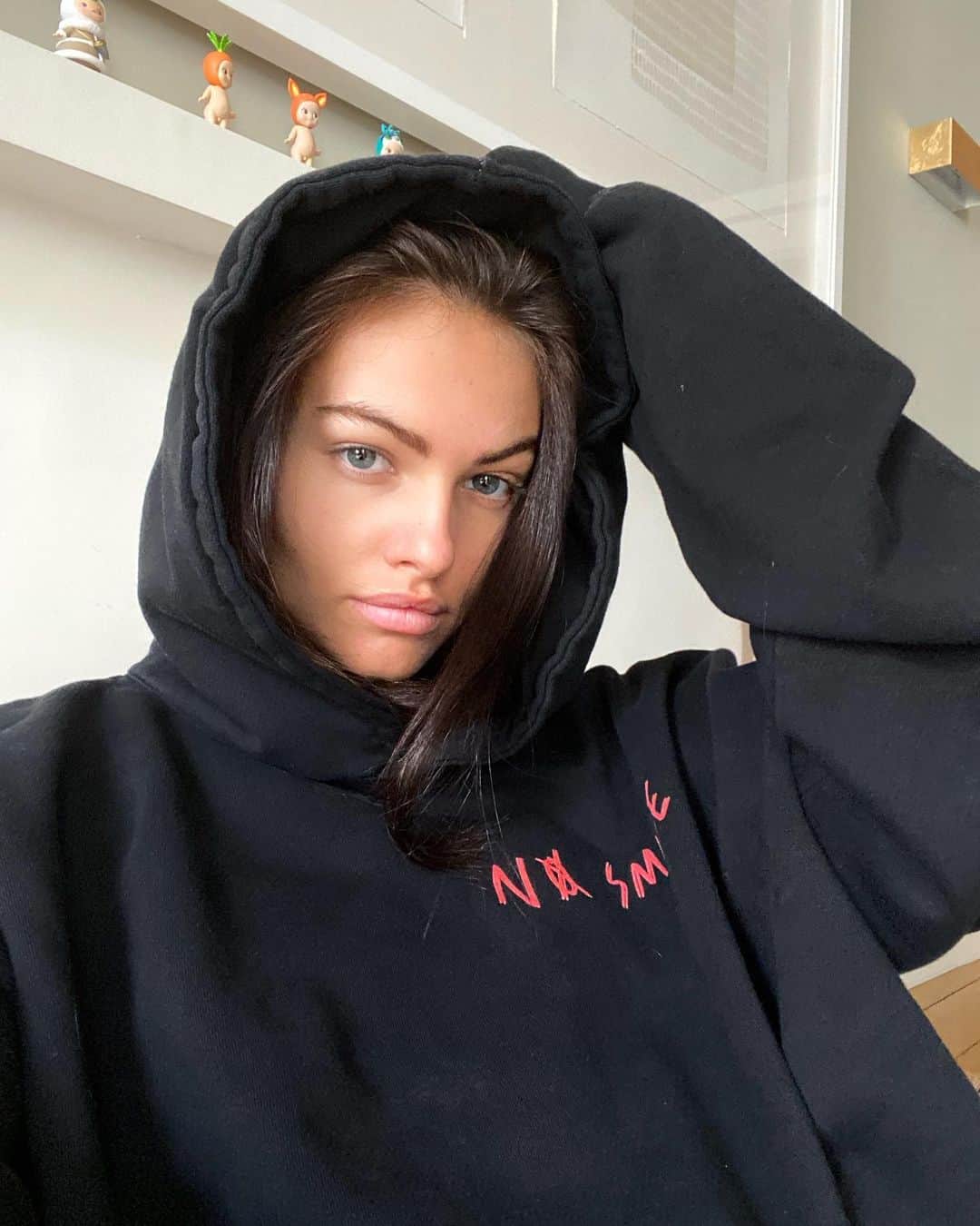 ティラーヌ・ブロンドーのインスタグラム：「No smile is outttttt on Monday !!!! @nosmileclothing」