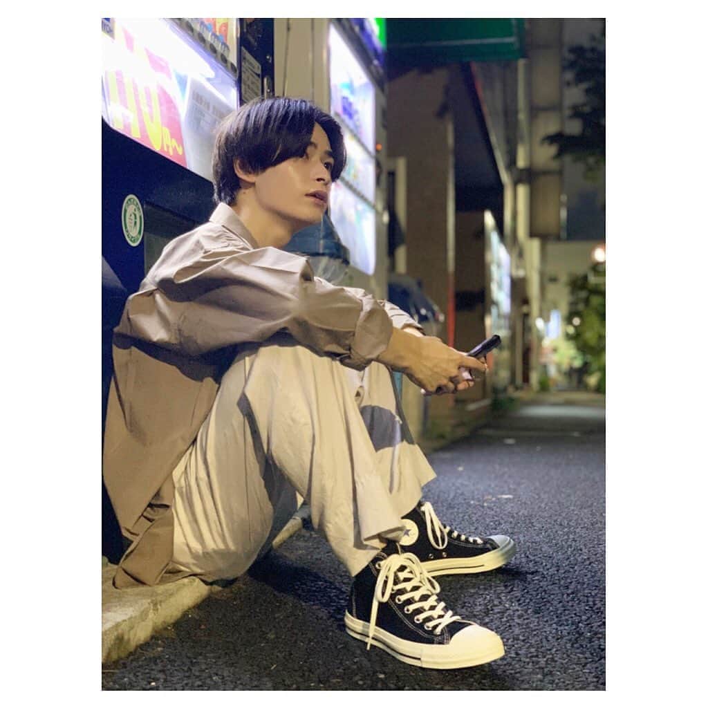 千葉彗太さんのインスタグラム写真 - (千葉彗太Instagram)「雰囲気みたいなのぼく好きなのよね  #会社員のチバ #シャツ #シャツコーデ #携帯 #自動販売機 #converse #夜」9月5日 22時44分 - ryuhei_kuramoto