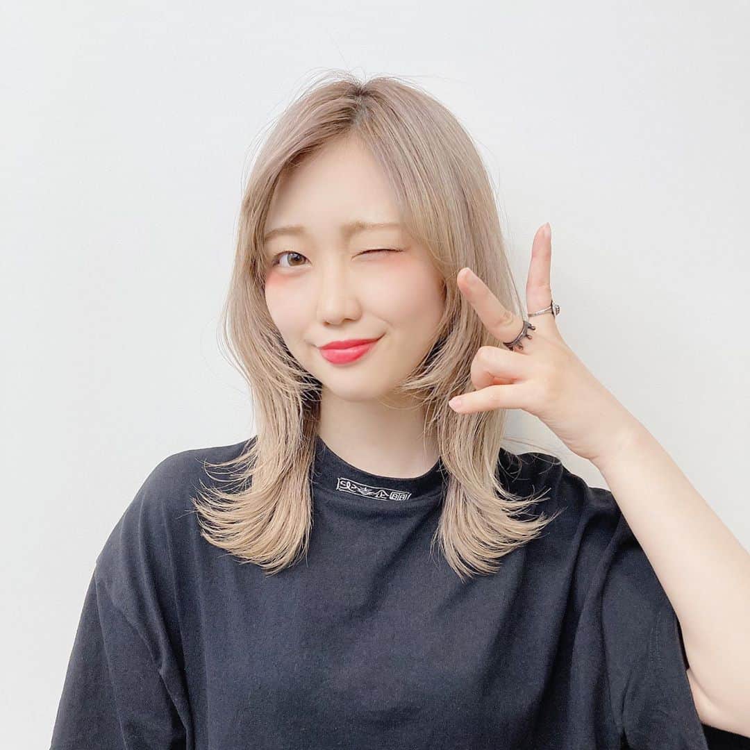 のインスタグラム：「おとなにしてもらったよ こんなのもいかが？  (ちなみに着てるTシャツの販売あしたまでだよ💭) . . . . #hairstyle  #ヘアスタイル　#イメチェン　#大人っぽい ？ #gyft #火寺企画 #ootd #私服」