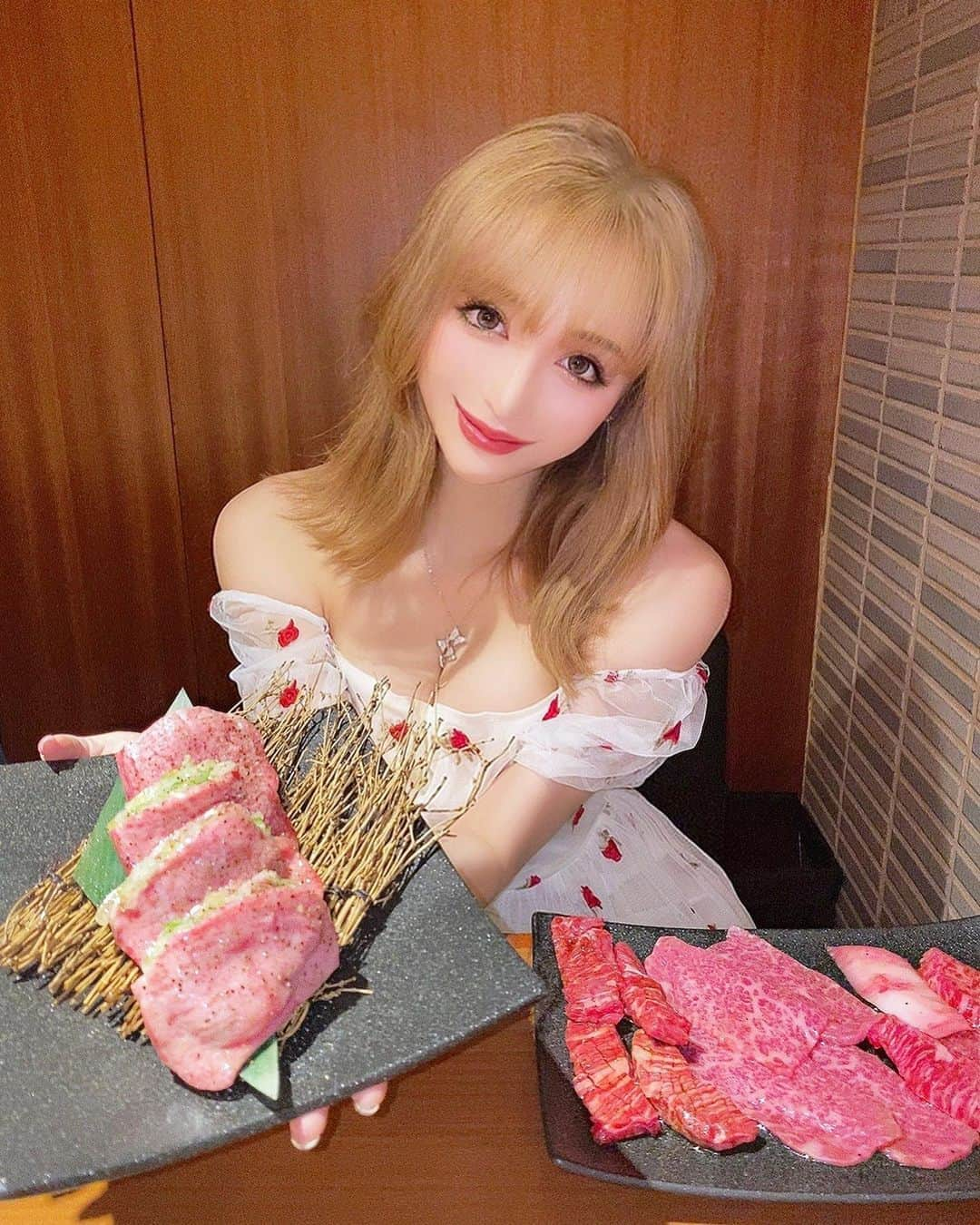 真優川咲さんのインスタグラム写真 - (真優川咲Instagram)「#🥓#🥩#🐃#👅#🍖#🎂#🎉 ✨ ꙳ 矢野ちゃんが撮ってくれた🥩#pr 写真‪🤲𐤔😋💕🧡  久しぶりに2人で#焼肉#デート したよッ🧡  ꙳ 今まで食べたことも無い 分厚い #ネギ包み焼き #牛タン に..👅2人で大興奮❤❤  お陰で #マッコリ ｽｽﾑｽｽﾑ..‪𐤔  ꉂꉂ🍶(๑˃▿︎˂๑)ｧ,､'`  #過去最高 に美味しい #ネギタン塩 でした 🏆👅👏🏻✨  ꙳ そして ㊙️ #誕生日祝い をしようと思って..🤫 #サプライズ で #ケーキ を買ってきて お持ち込み "させて頂いたのだけど.. まさかの 矢野ちゃんも買ってきてて 🧁💦 突然、 2人分 出てきてビックリ🤭‪𐤔 脳内同じすぎて 爆笑でした (っ'-')╮=͟͟͞͞🎂🤣🤣✨ 💖💖矢野ちゃんﾜｻﾞﾔｻﾞありがとう💖💖 めっちゃ可愛い#プレゼント も🥺🎁✨ 大切にするね 😘 ꙳ 久しぶりにお酒も飲んで 🥂✨ 朝まで沢山語って 本当に楽しい1日でした 🥰✨ ㊗ 改めてお誕生日おめでとう💏🎊 Happy溢れるトシになりますよ〜に🦋⭐️💖⭐️ ꙳ 今回選んだお店 【 @sansuien_toranomon 】も #個室 完備で 人目を気にする事なく #安心安全 で居心地良く過ごせました 💖 突然の #サプライズブッキング にも‪𐤔  お気使い頂き、 2人とも驚かせてくれたお店の方々👏🏻💯‪𐤔 素敵な時間をありがとうございました ✨ #また絶対行きたいお店 💖 仲間入り😘 #山水縁 #虎ノ門焼肉  #タン塩#厚切り生タン塩 #friends #焼肉デート 💋」9月5日 22時48分 - saki_411