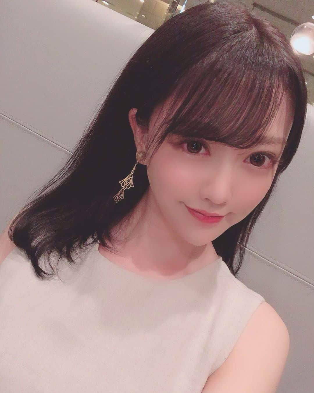 山村ゆりかのインスタグラム：「そういえば最近髪の毛暗くしたよ(｡☌ᴗ☌｡) 青木さんいつもありがとうございます✨ . この日の服はsnidel🐰 背中があいててちょっとセクシーなワンピースだからイヤリングも大人っぽいのにしたよ💄 . . . #ヘアカラー #ヘア #美容 #snidel #イヤリング」