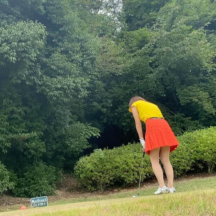 のインスタグラム：「♥︎︎∗︎*ﾟ 珍しアングルショット🏌️‍♀️ ． この角度、普段見えない腕の動きが よく分かる❗️ ． ってか、私こんな険しい顔でボール 追ってんのね😂  真剣やで♡w ． ． #ゴルフショット #スイング動画 #par3 #アイアンショット #ゴルフ #golf  #高尔夫 #골프#ゴルフ女子 #golfgirl #골프여자 #女子ゴルフ #golstagram#instagolf  #インスタゴルフ #golfstagram #インスタゴルフ #golflove #ゴルフ大好き #ゴルフ最高 #ゴルフ上手くなりたい #みかゴルフ #mikagolf」