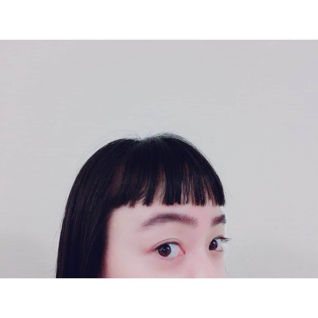 Kanocoさんのインスタグラム写真 - (KanocoInstagram)「新しいマスカラ🔮 ストーリーにたくさん質問ありがとう。 これはね、 @toonecosmetics の 05番パープルですよ。 彩度が高すぎないので大人っぽくて、 顔に透明感が出る気がします。 2枚目の写真は分かりにくいですが、 まつ毛と眉毛にも塗ってます。 これでマスクな毎日も楽しめそうです✨」9月5日 22時52分 - kanococo