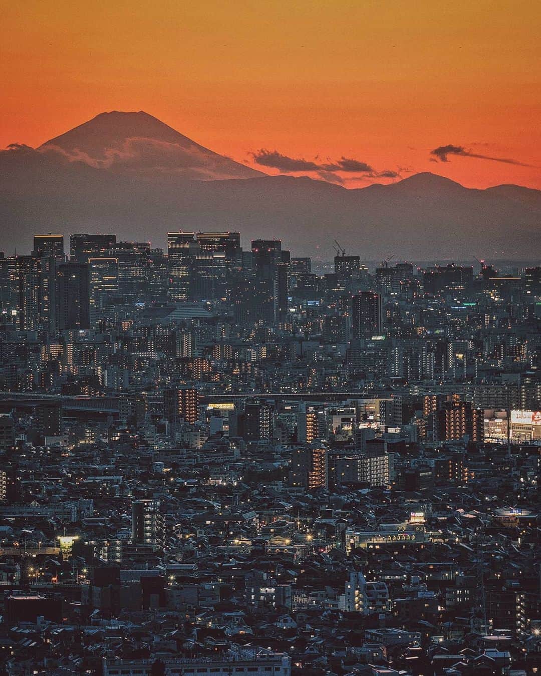 Berlin Tokyoさんのインスタグラム写真 - (Berlin TokyoInstagram)「Dusk gently defines the capital of the past and the capital of the present.  Which do you like better, the sunset or the sunrise? . . . #hellofrom #tokyo and #kyoto , #japan」9月5日 23時00分 - tokio_kid