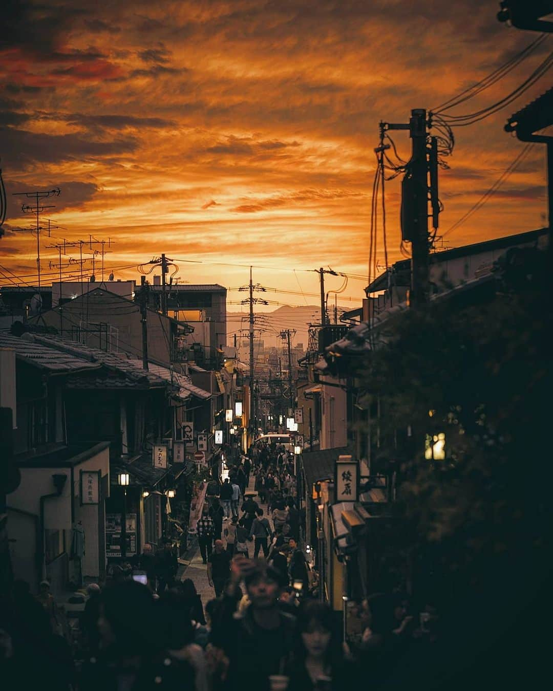 Berlin Tokyoさんのインスタグラム写真 - (Berlin TokyoInstagram)「Dusk gently defines the capital of the past and the capital of the present.  Which do you like better, the sunset or the sunrise? . . . #hellofrom #tokyo and #kyoto , #japan」9月5日 23時00分 - tokio_kid