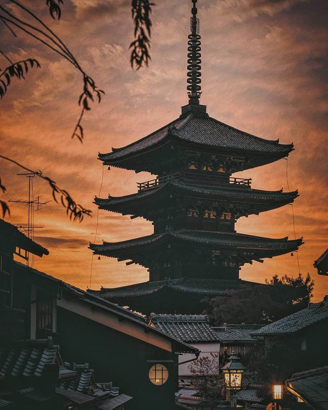 Berlin Tokyoのインスタグラム：「Dusk gently defines the capital of the past and the capital of the present.  Which do you like better, the sunset or the sunrise? . . . #hellofrom #tokyo and #kyoto , #japan」