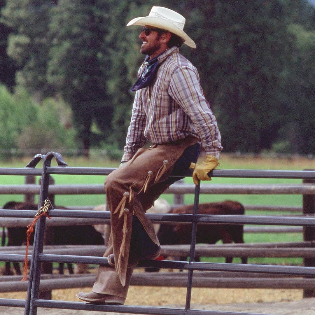イアン・ボーエンのインスタグラム：「Conflicted about what to do this Labor Day weekend. * #OnTheFence * 📸 by @_jeffersonwhite」