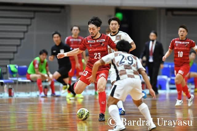 滝田学さんのインスタグラム写真 - (滝田学Instagram)「無観客ですが、Fリーグが開幕しました。 本当に感謝だな。  そして、久々の試合も本当想像通り苦しんで苦しんで、何とか勝利できました。 1-0！！  俺のパンツが小さ過ぎたことにより試合後に携帯が鳴り続けましたが、クレームは一切受け付けていません🤣  きっと次の試合には改善されてるはず🥺🥺🥺 兎に角！ 試合のある週末に本当に感謝です！！  皆さんにとっても良い週末になってることを願います！！」9月5日 23時09分 - takita_manabu