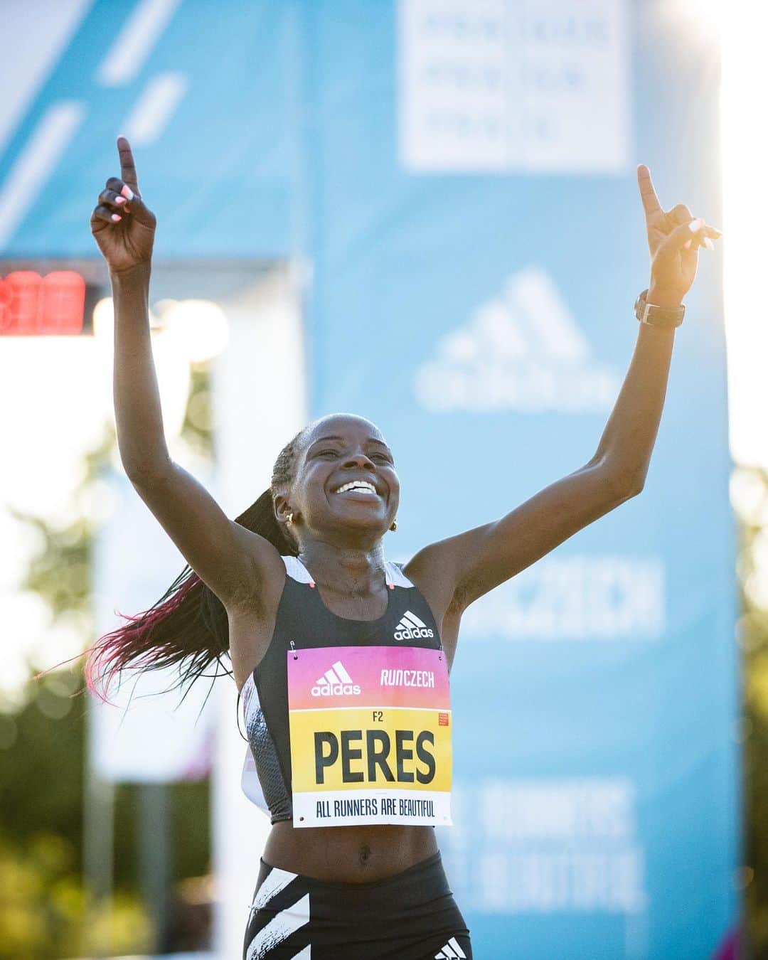 adidasのインスタグラム：「“You don’t train every day to achieve what you know is in your reach. You train to achieve what is at the very edge of your limit”⁣  ⁣ 1 hour 5 minutes 34 seconds.⁣ Ready for a new era of world records⁣ @pereschepchirchirngeno breaks the women-only half-marathon world record in the all-new @adidasrunning adizero adios Pro.⁣ #ReadyForSport」