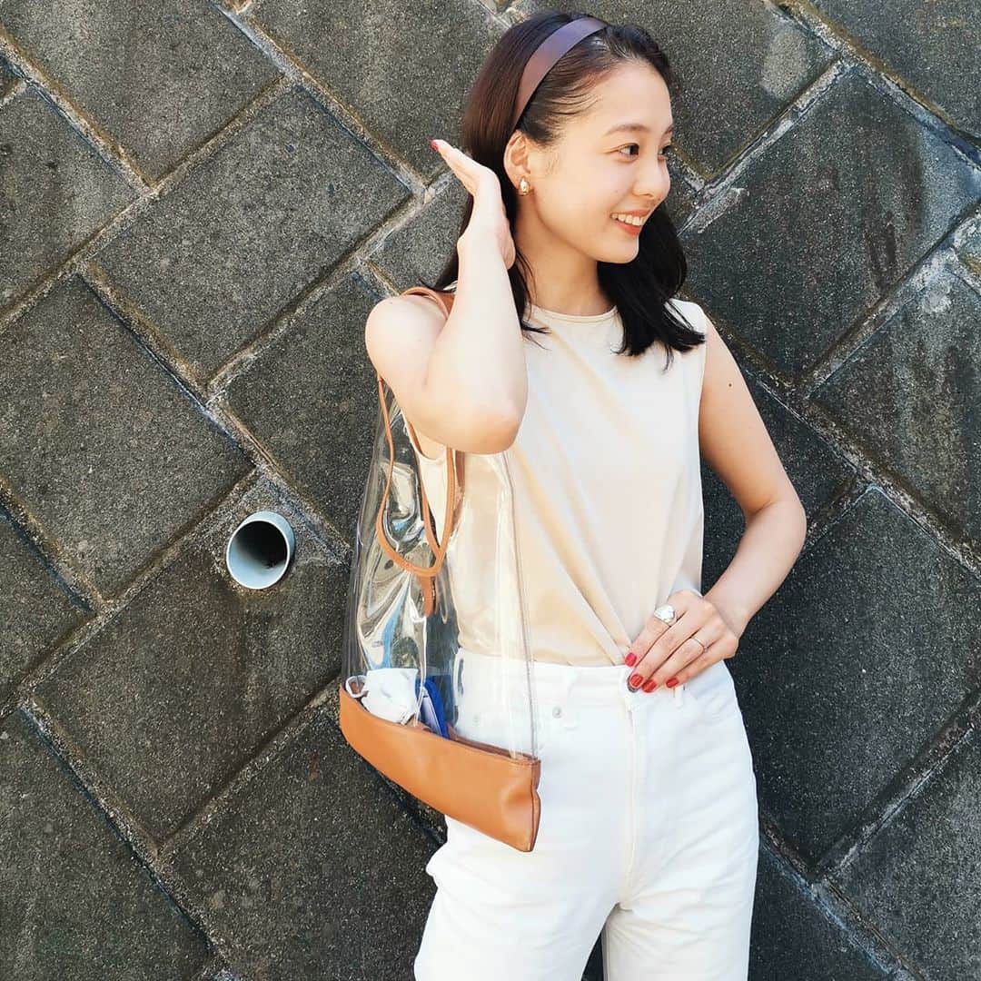 ayaka8880のインスタグラム：「. . サボテンみたいな手の位置🌵。 . お迎えは、ぐわっと前髪をあげたくなってカチューシャ始めました。便利💃 . . #送迎コーデ #カチューシャ」