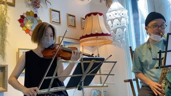 横沢ローラのインスタグラム：「2ndアルバム収録曲「笠なし笠地蔵」の音確認。バイオリン梶谷裕子さん、サックス副田整歩さんと。工藤拓人がこの編成にリアレンジしたのを本物の音で聞けた、至福の数時間。 皆さま、12月23日って、いかがお過ごし‥？#オノマトペル2ndアルバム　#笠地蔵 #のお話の続き #民話」