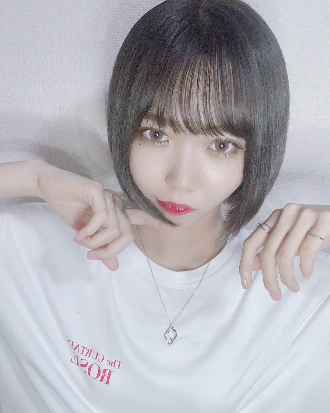 桑名利瑠のインスタグラム：「. . . ネイビー✖️グレー 久しぶりに暗めになりました。 色落ちが楽しみだよ . . . #fashion #followforfollowback #followｍe #selfie #l4l #makeup #make #selca #instafashion #instagood #instapic #photooftheday #photo #code #韓国コスメ #韓国風 #ヘアカラー #ネイビー #グレー #hairstyle #ヘアチェンジ #ショートボブ #오샤레 #아이돌 #패션 #미용 #머리 #メイク #韓国メイク #カラー」
