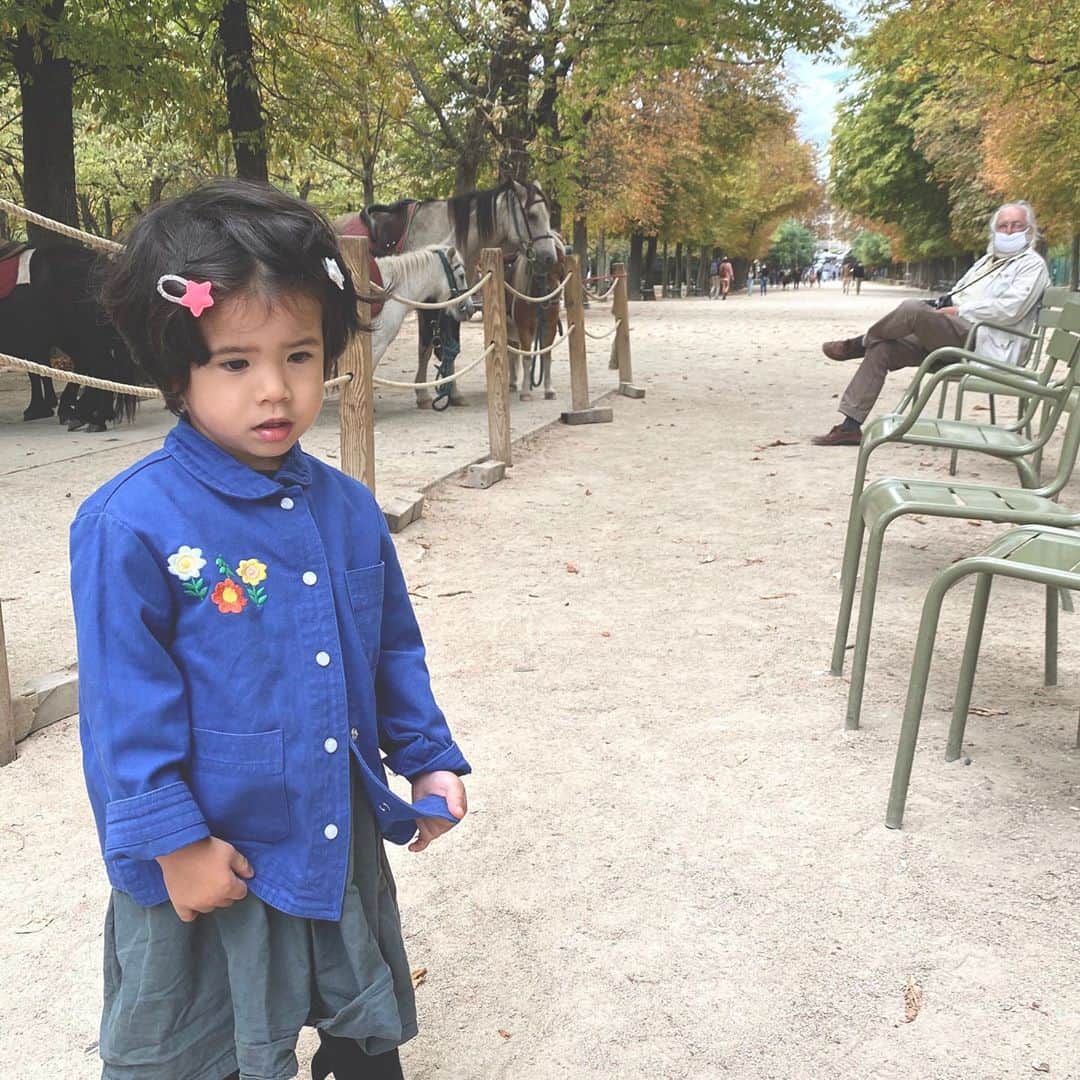 アデルさんのインスタグラム写真 - (アデルInstagram)「むすめ、はじめての引き馬体験。 3歳になってやっと馬に乗りたい！というテンションだったので近くの公園に。  これで将来は一緒に乗馬クラブに通えるかな、と夢見る母でした。 #paris #リストリ家のパリ」9月5日 23時19分 - ader_eri