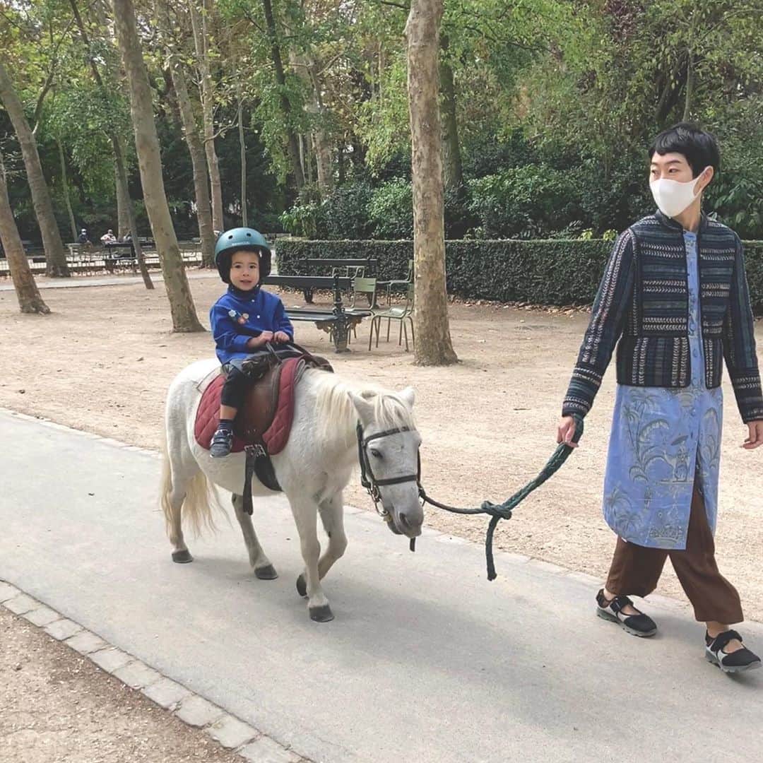 アデルさんのインスタグラム写真 - (アデルInstagram)「むすめ、はじめての引き馬体験。 3歳になってやっと馬に乗りたい！というテンションだったので近くの公園に。  これで将来は一緒に乗馬クラブに通えるかな、と夢見る母でした。 #paris #リストリ家のパリ」9月5日 23時19分 - ader_eri